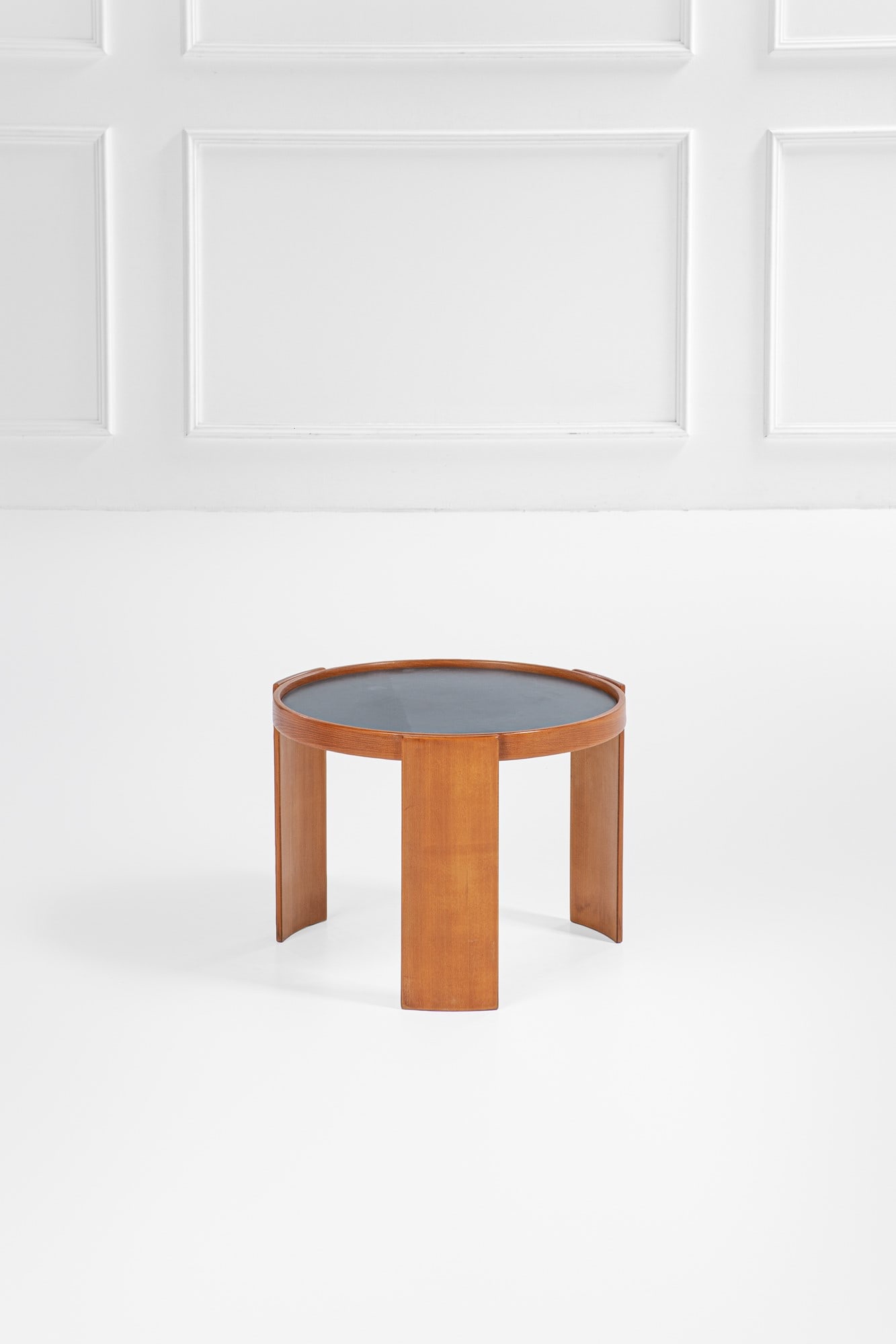 Gianfranco Frattini. Tavolino: Tavolino Legno massello naturale, legno laccato di due colori. Prod. Cassina, 1960 ca. Etichetta del produttore. h cm 44, diam. cm 59