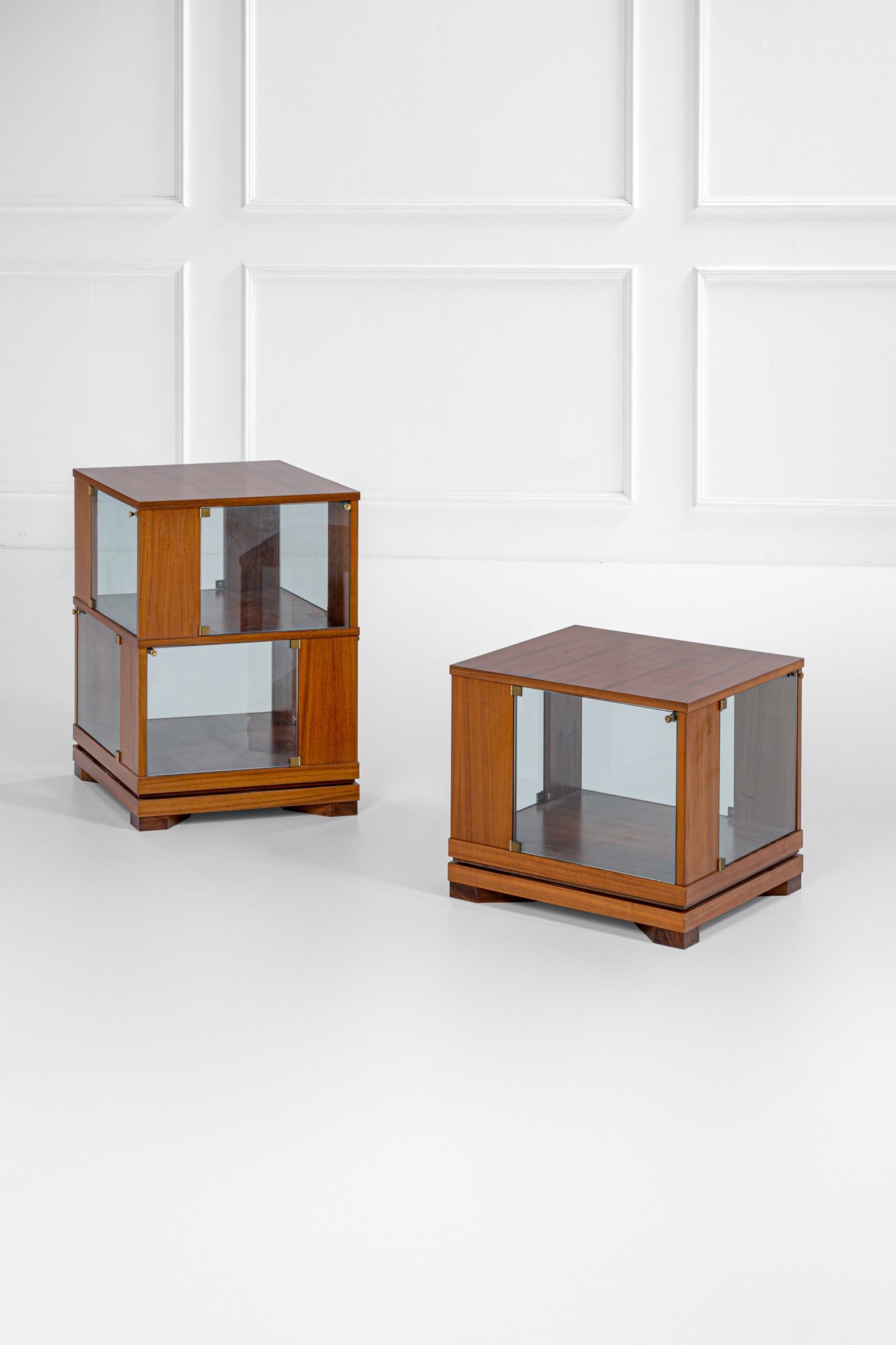 Due librerie girevoli: Due librerie girevoliLegno impiallacciato, cristallo, ottone.1960 ca.cm 77x56x56, cm 50x56x56