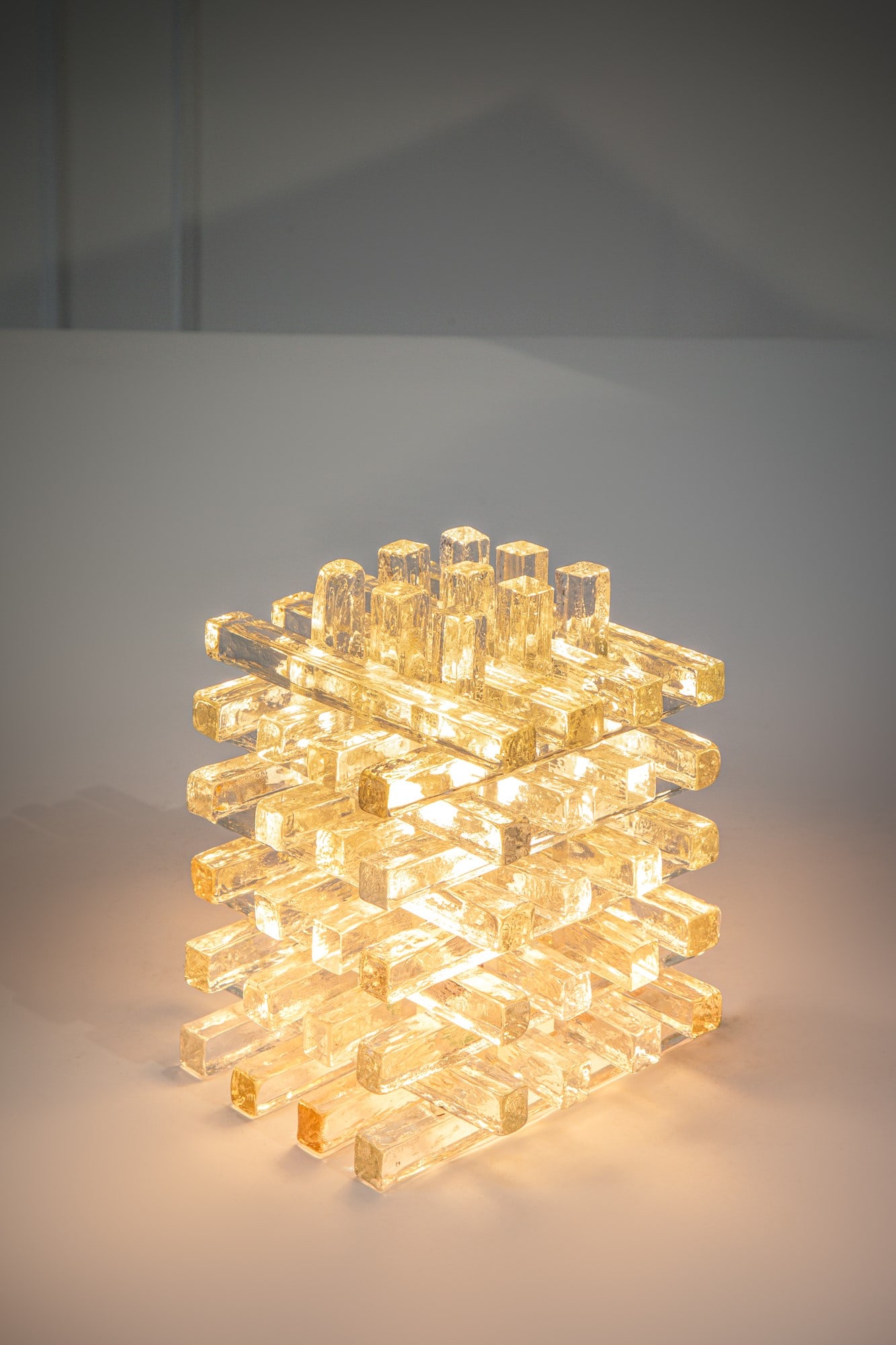 Albano Poli. Lampada da tavolo: Lampada da tavoloElementi in vetro di forte spessore assemblati ad incastro.Prod. Poliarte, 1970 ca.cm 24x22x22