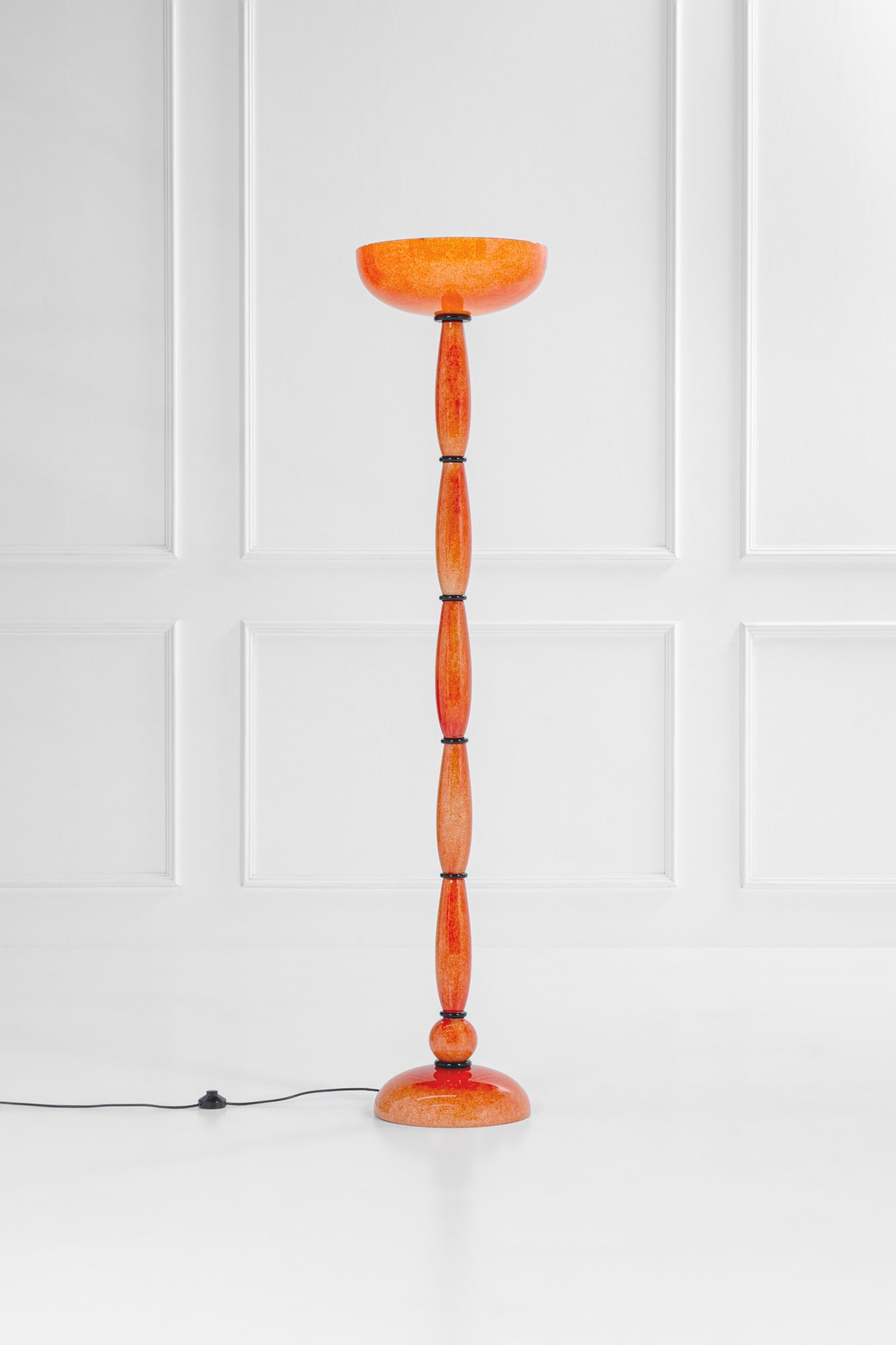 Barovier & Toso. Lampada da terra: Lampada da terraMetallo verniciato, vetro di Murano incamiciato bianco lattimo/arancione, vetro nero.Prod. Barovier & Toso, 1980 ca.Etichetta del produttore.h cm 180, diam. cm 40