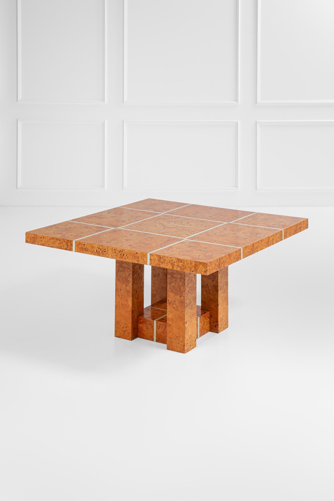 Tavolo: Tavolo Legno lastronato in radica, metallo cromato. 1970 ca. cm 75x140x140