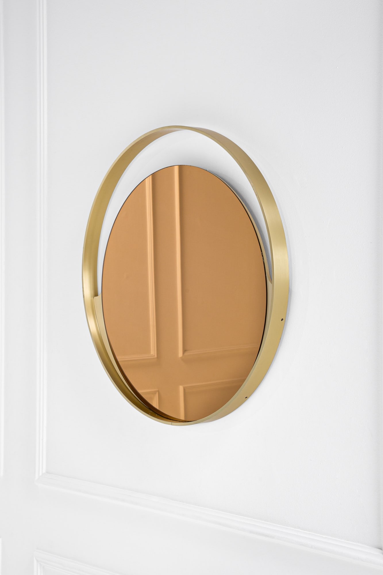 Specchiera: Specchiera Legno laccato, vetro colorato specchiato. 1970 ca. diam. cm 79, prof. cm 5