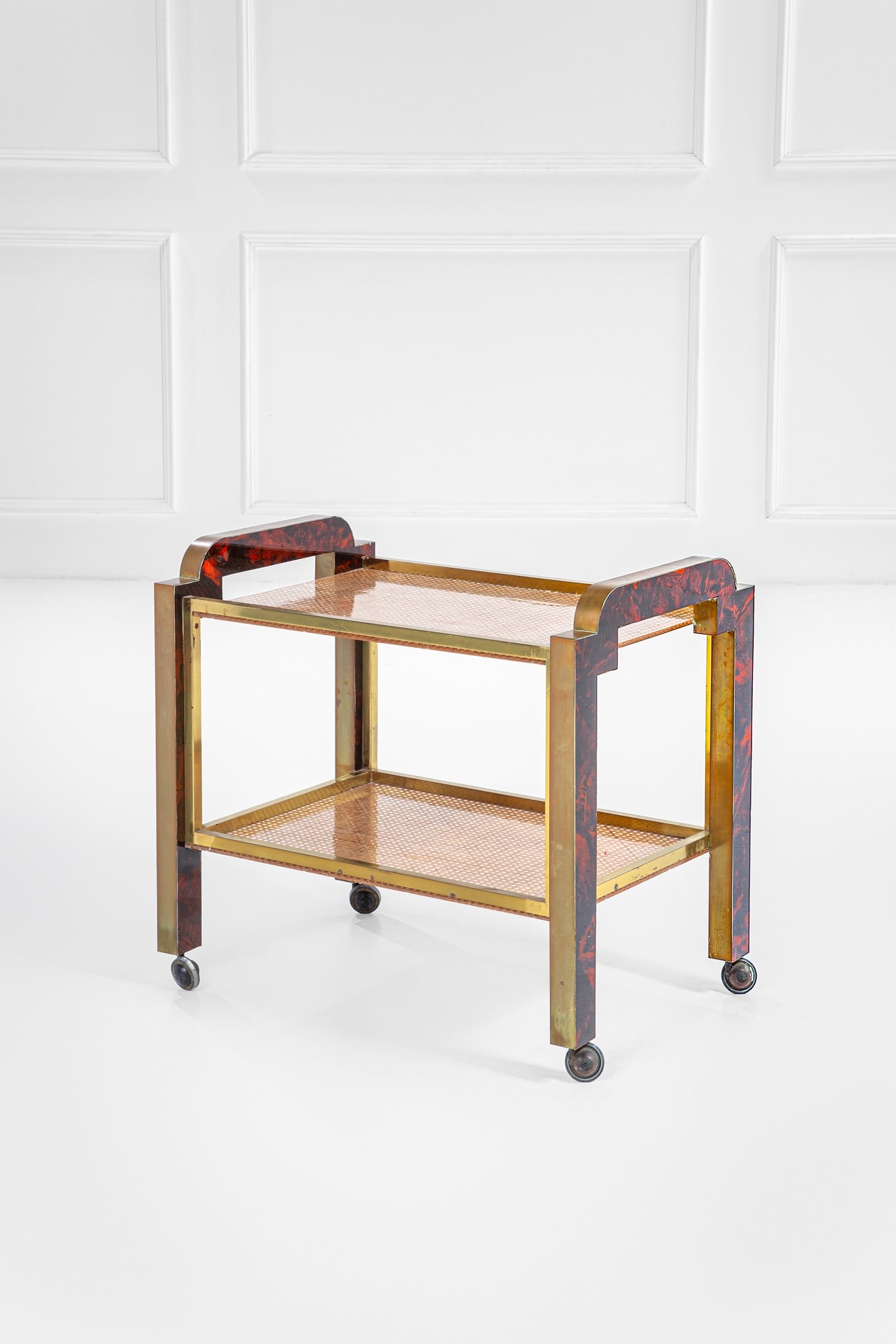 Carrello di servizio: Carrello di servizioOttone, resina plastica ad imitazione della tartaruga.1970 ca.cm 72x79x55