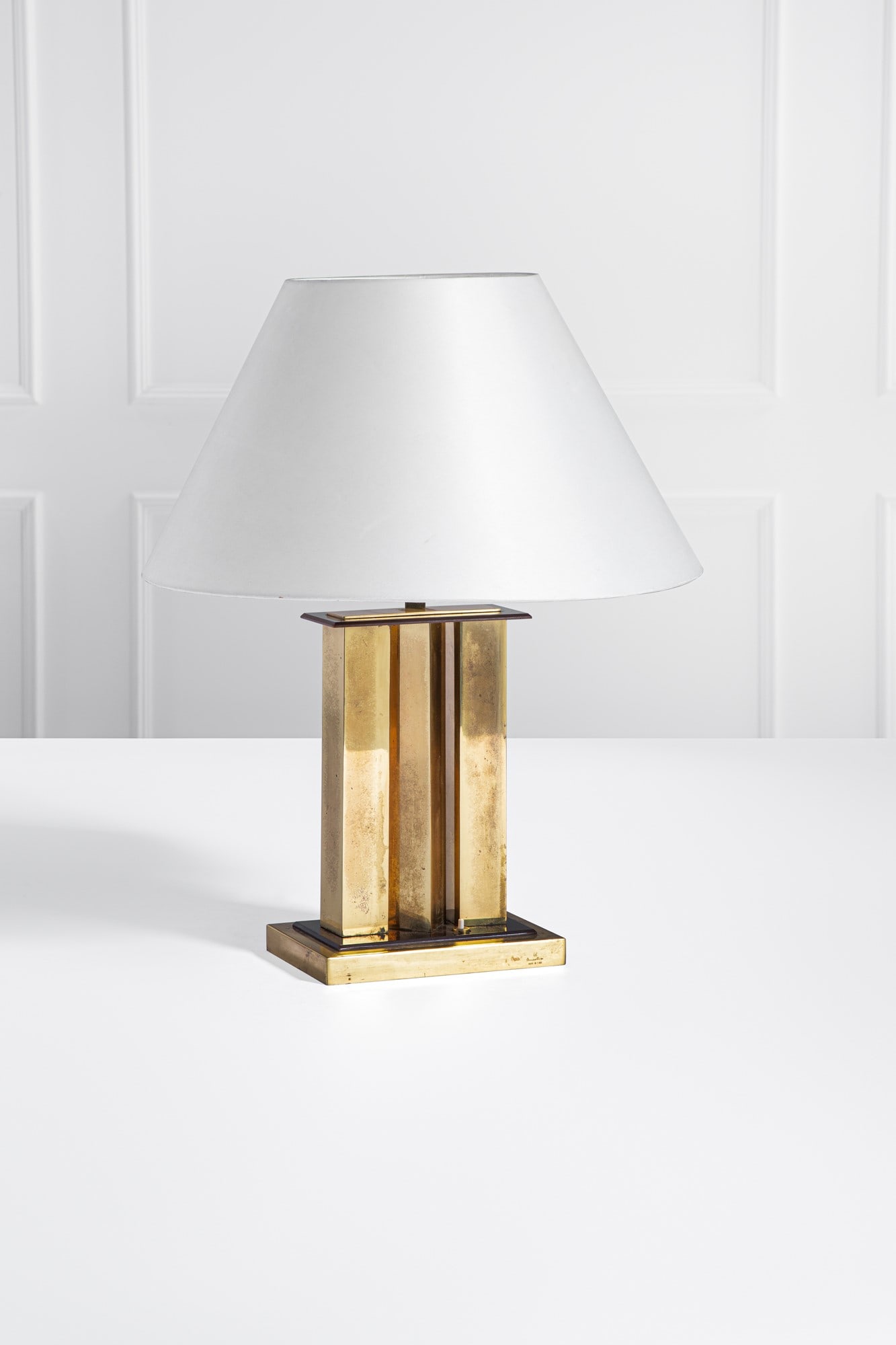 Romeo Rega. Lampada da tavolo: Lampada da tavolo Ottone dorato, metacrilato, tessuto. Atelier Rega, 1970 ca. Firma e marchio incusso. h cm 67, diam. cm 55