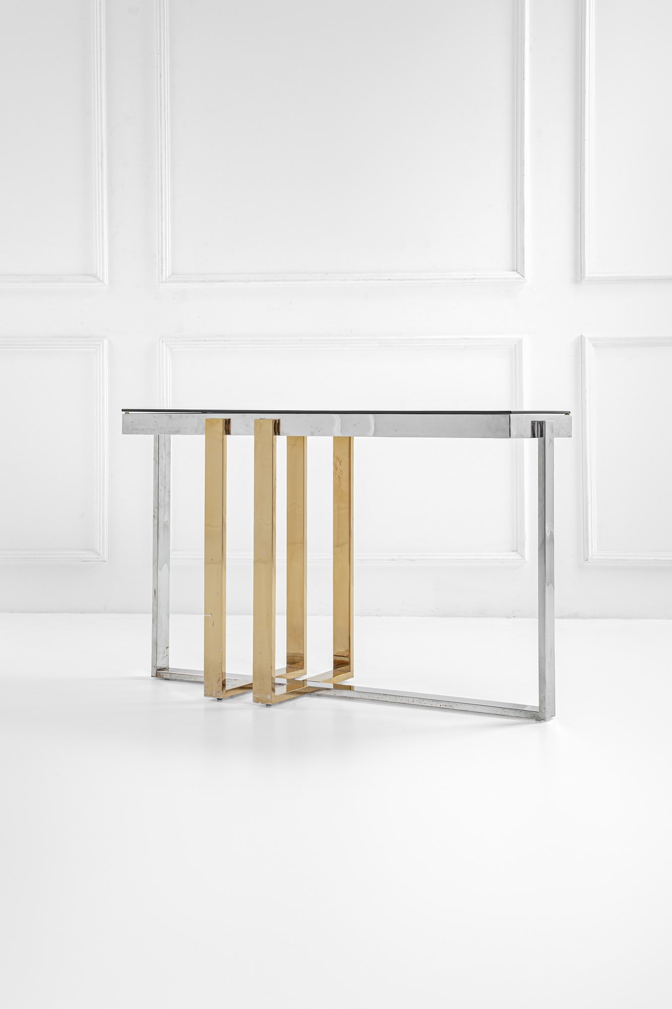 Console: ConsoleMetallo cromato, ottone, vetro colorato.1970 ca.cm 80x120x40