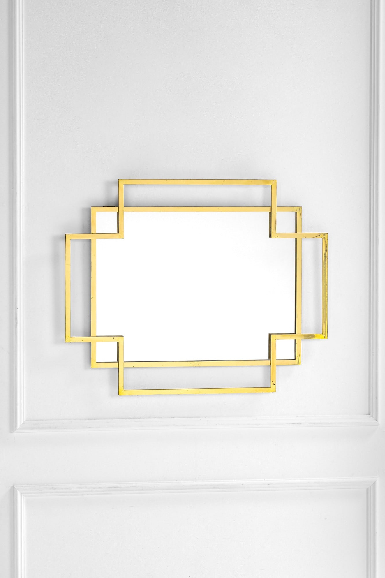 Romeo Rega (attr.). Specchiera: SpecchieraOttone dorato, vetro specchiato.1970 ca.cm 80,5x 99,5x3,5