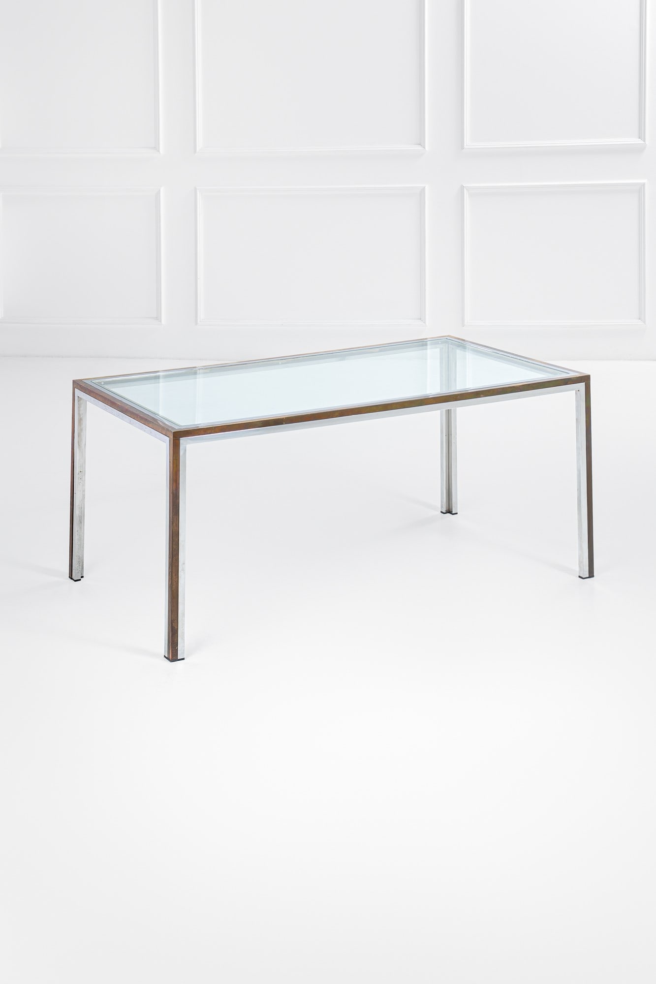 Renato Zevi (attr.). Tavolo: Tavolo Metallo cromato, ottone, vetro. 1970 ca. cm 74x170x85