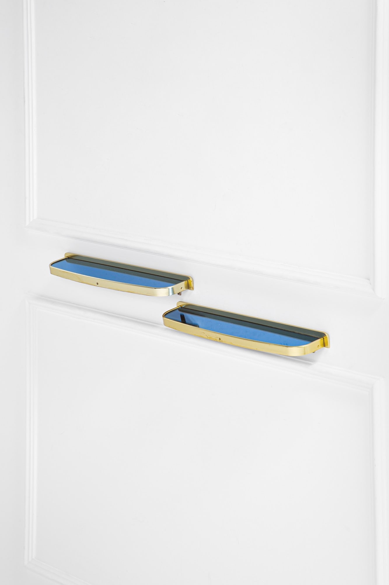 Due mensole: Due mensole Vetro specchiato, metallo nichelato. 1970 ca. cm 2x70x28