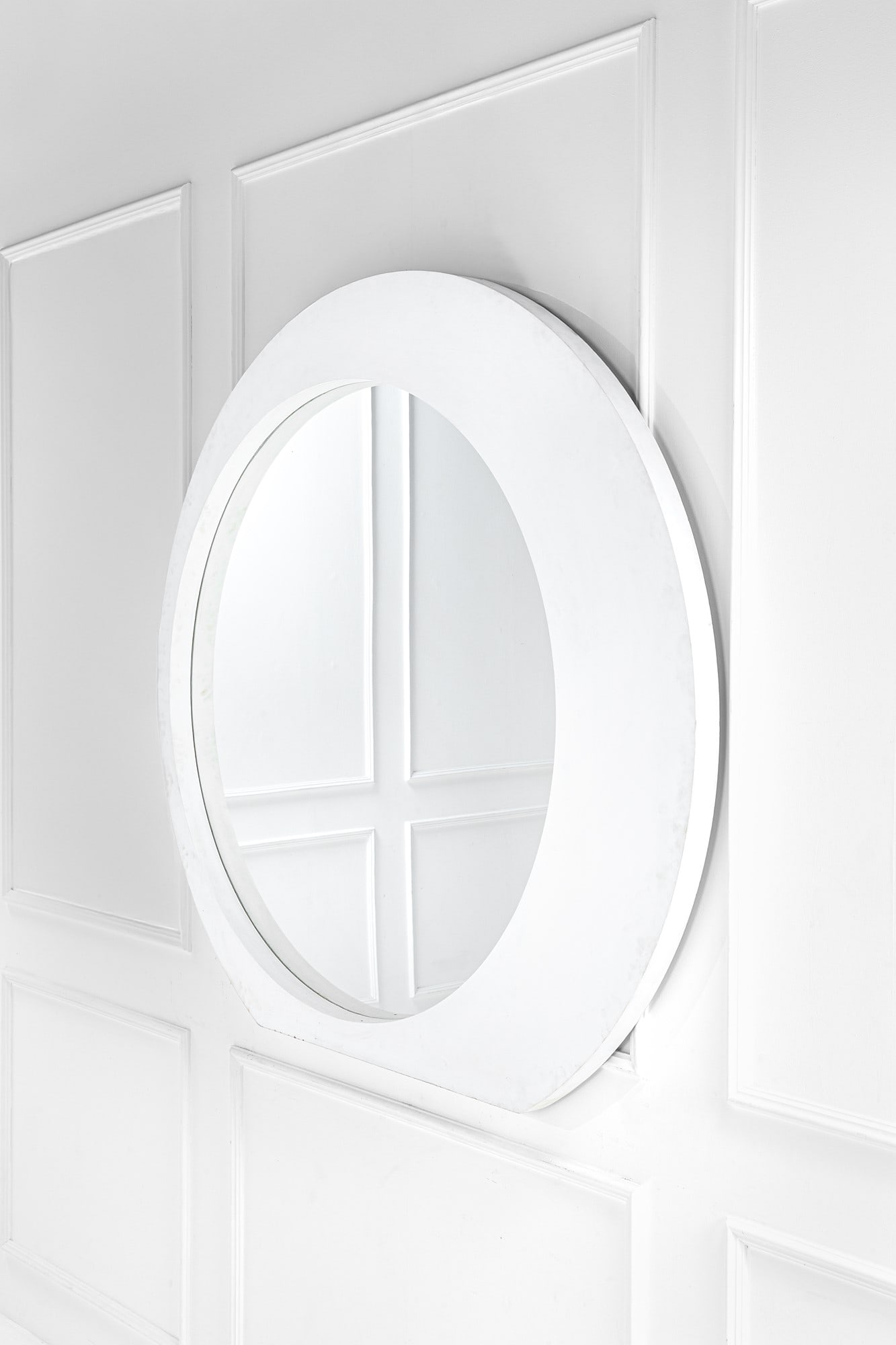 Grande specchiera da appoggio: Grande specchiera da appoggio Legno laccato, vetro specchiato. 1970 ca. cm 169x180x6