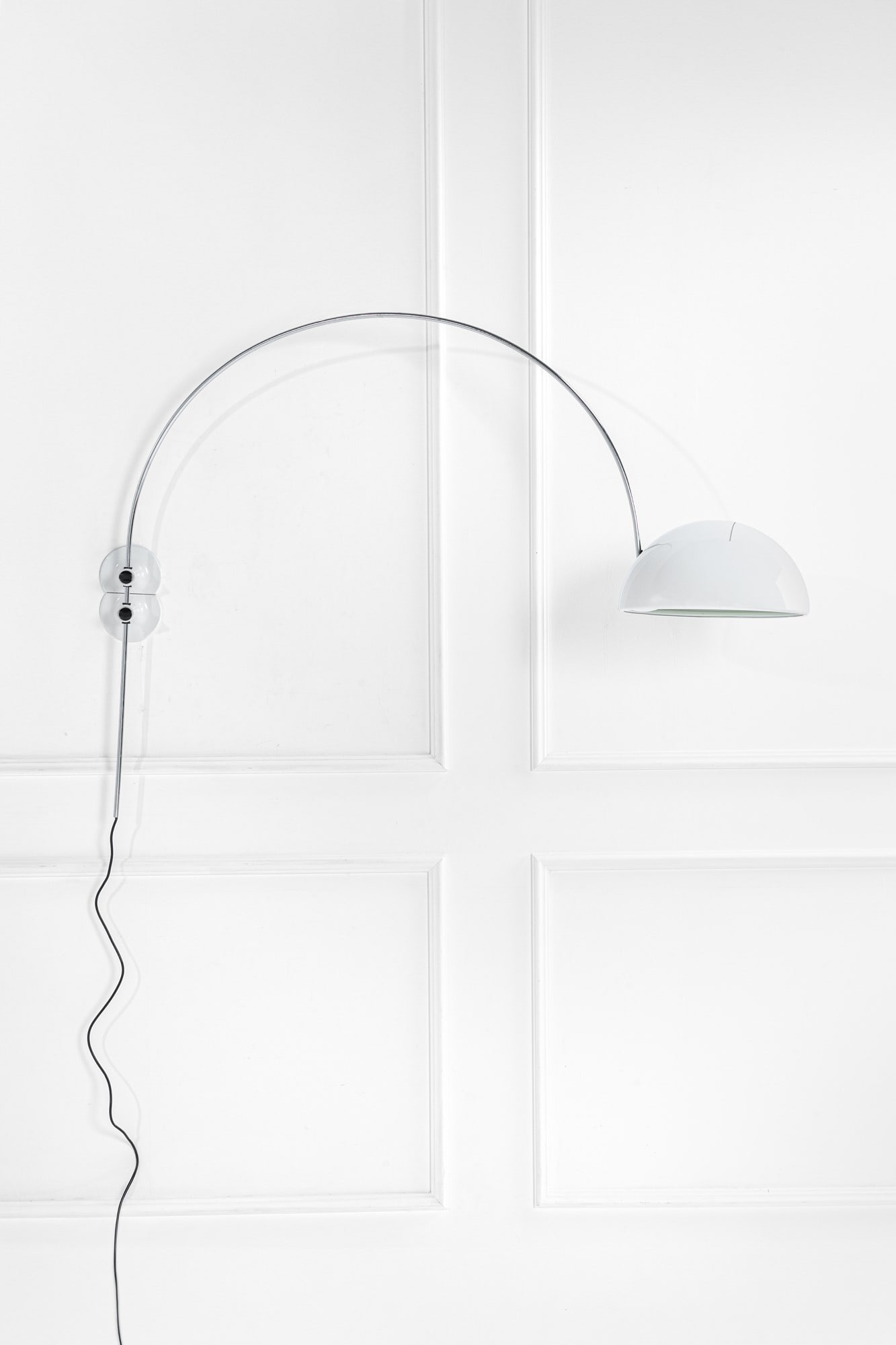 Joe Colombo. Lampada da parete mod. 1159 r: Lampada da parete mod. 1159 rAcciaio cromato, alluminio verniciato, abs stampato.Prod. O-Luce, 1968 ca.h cm 120, prof. cm 124, riflettore diam. cm 40BIBLIOGRAFIA: T. Braeuniger, O-LUCE di Giuseppe