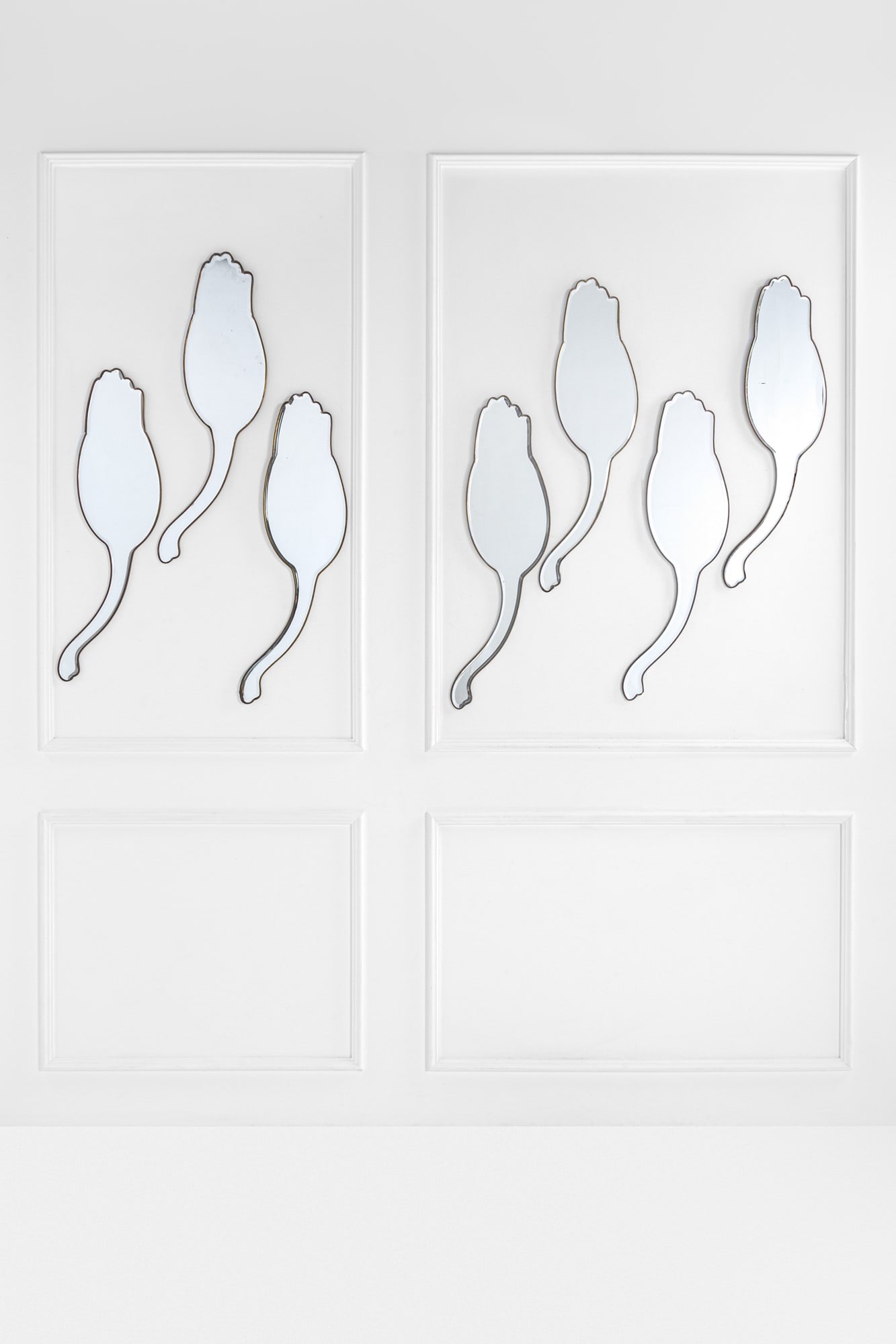Sette specchi a forma di fiore: Sette specchi a forma di fioreVetro spechiato, metallo.1970 ca.cm 103x30x0,5