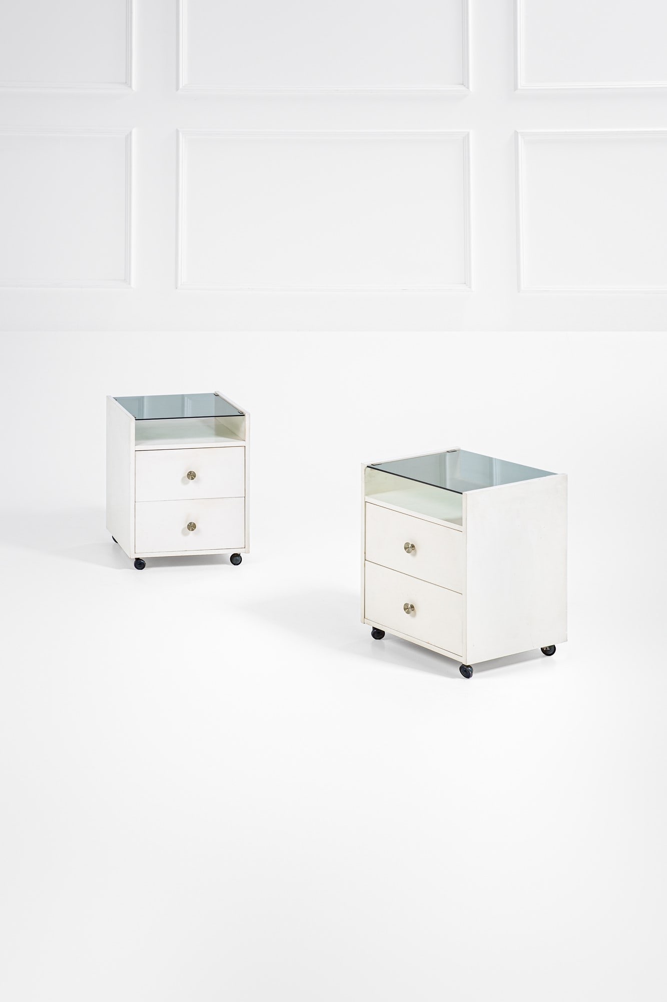 Carlo De Carli. Due comodini: Due comodiniLegno laccato, vetro colorato, metallo nichelato.Prod. Sormani, 1960 ca.cm 51x40x37