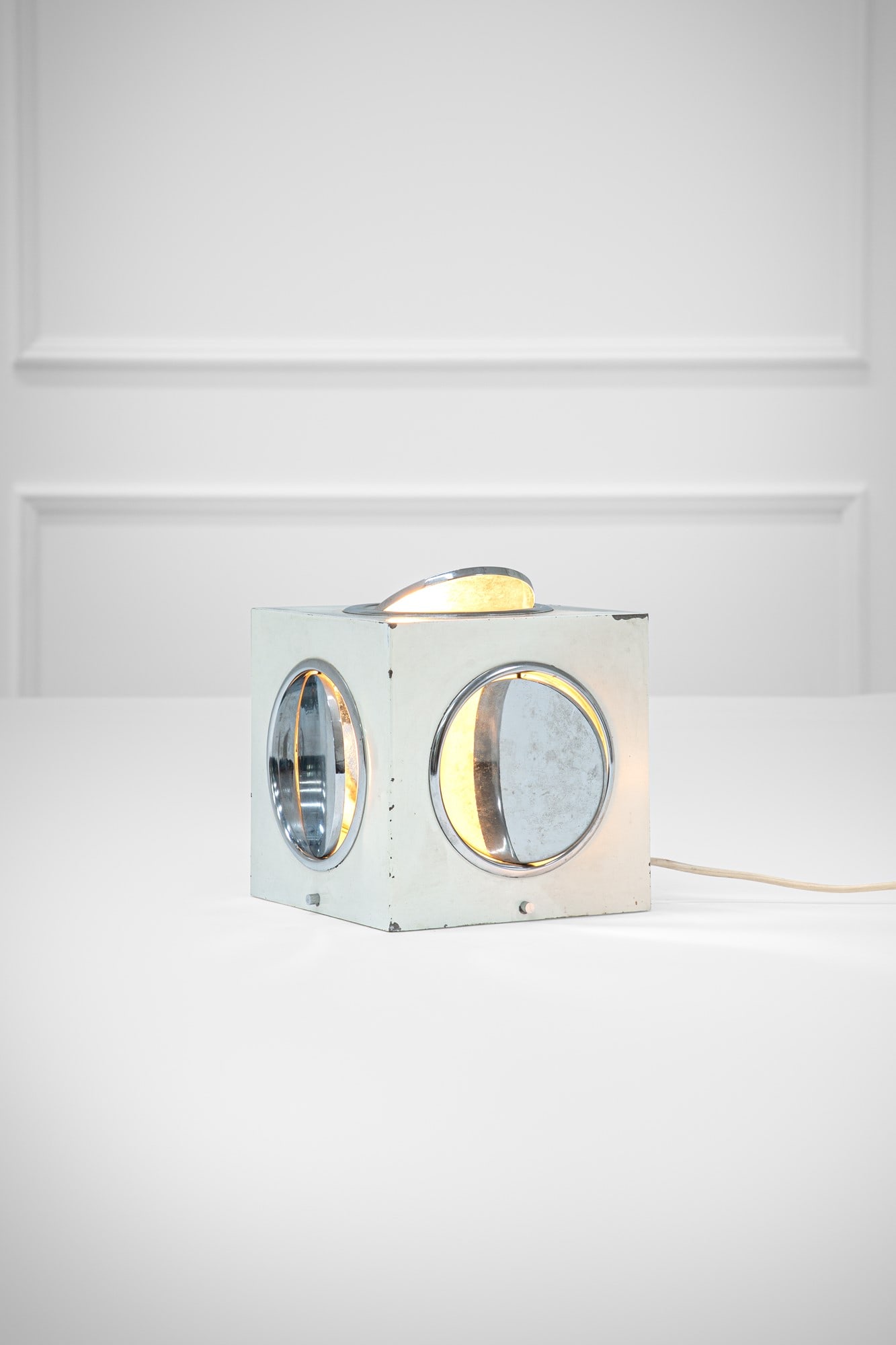 New Lamp, nel gusto di. Lampada da tavolo a cubo: Lampada da tavolo Metallo verniciato, metallo cromato, vetro specchiato. 1960 ca. cm 17x17x17