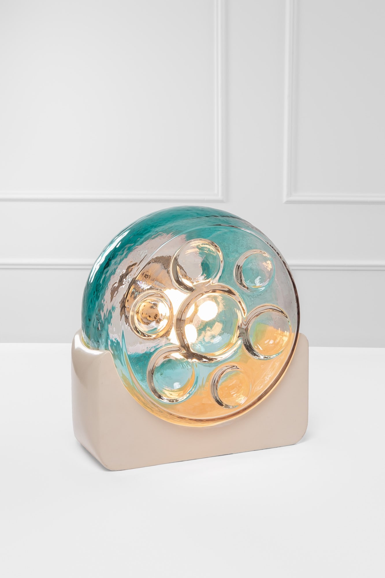 Lampada da tavolo in vetro di Murano: Lampada da tavolo Vetro di Murano di forte spessore, metallo verniciato. 1970 ca. h cm 45, prof. cm 31, diam. diffusore cm 40