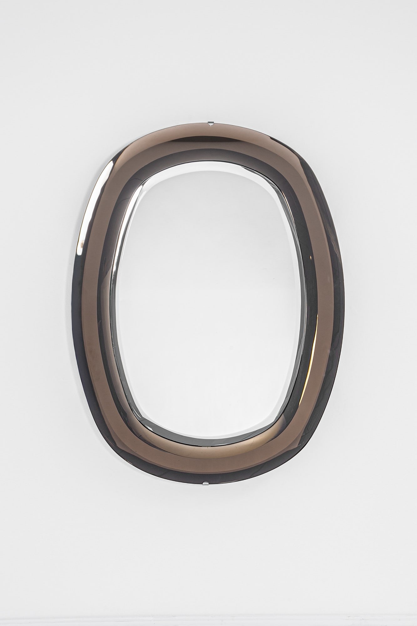 Antonio Lupi. Specchio da parete: Specchio da parete Vetro molato colorato fumé, vetro specchiato, metallo cromato. Prod. Antonio Lupi, 1970 ca. cm 100x75x2,5