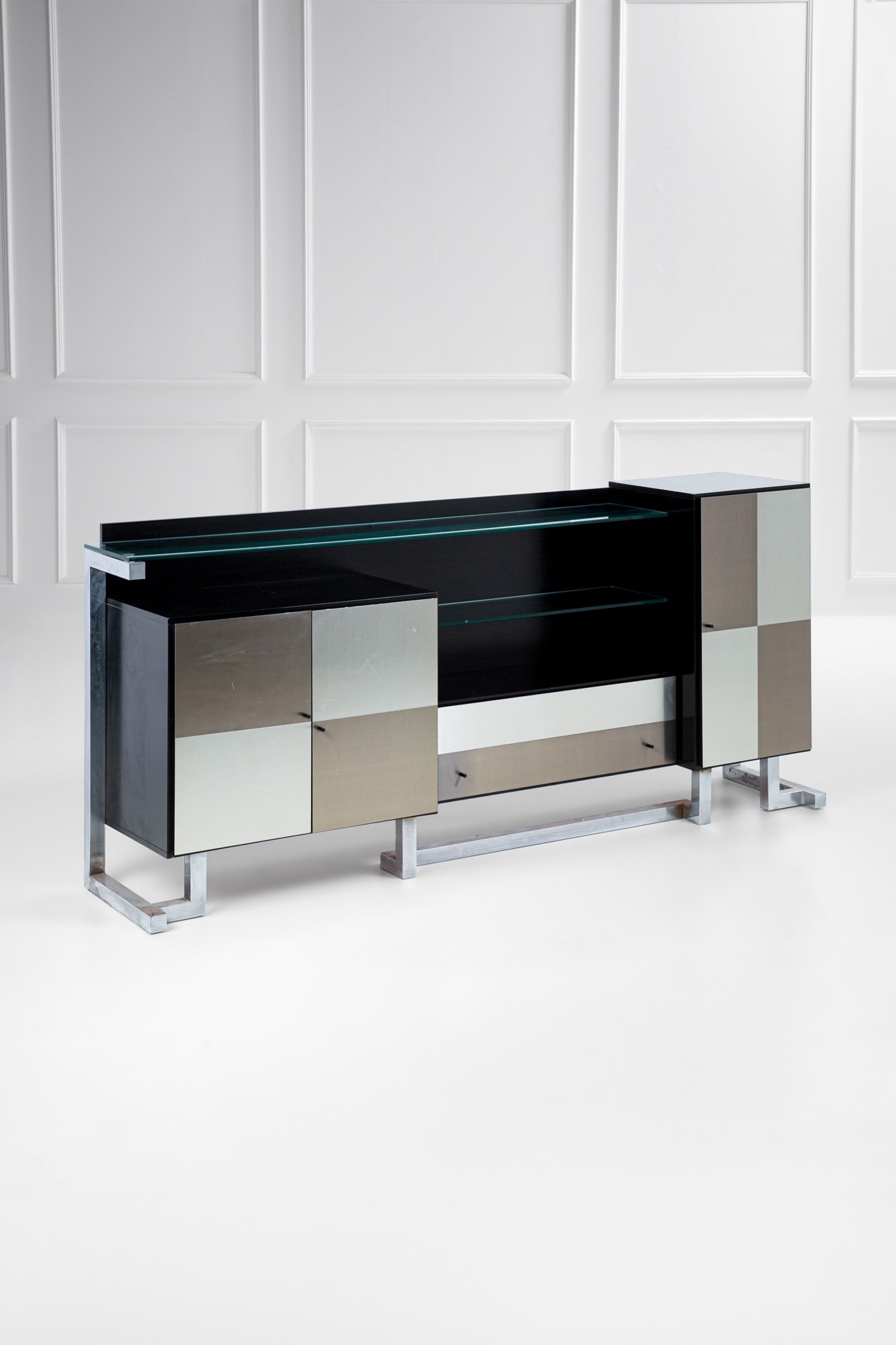 Acerbis (attr.). Grande credenza: Grande credenzaLegno verniciato, metallo.1974 ca.cm 114x250x59
