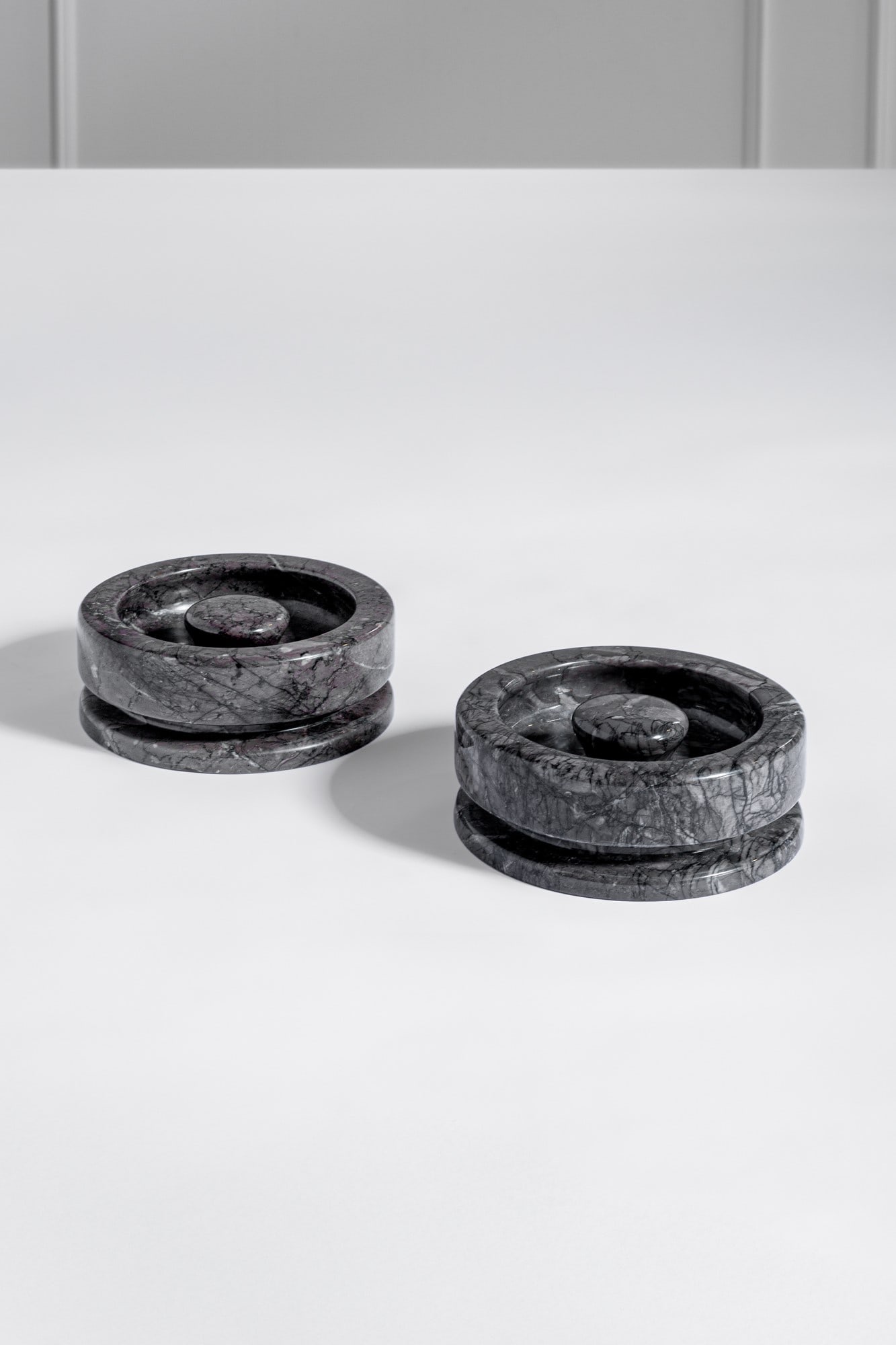 Angelo Mangiarotti. Due svuotatasca: Due svuotatascaMarmo tornito.Prod. Knoll International, 1970 ca.Etichetta del produttore.h cm 8, diam. cm 20
