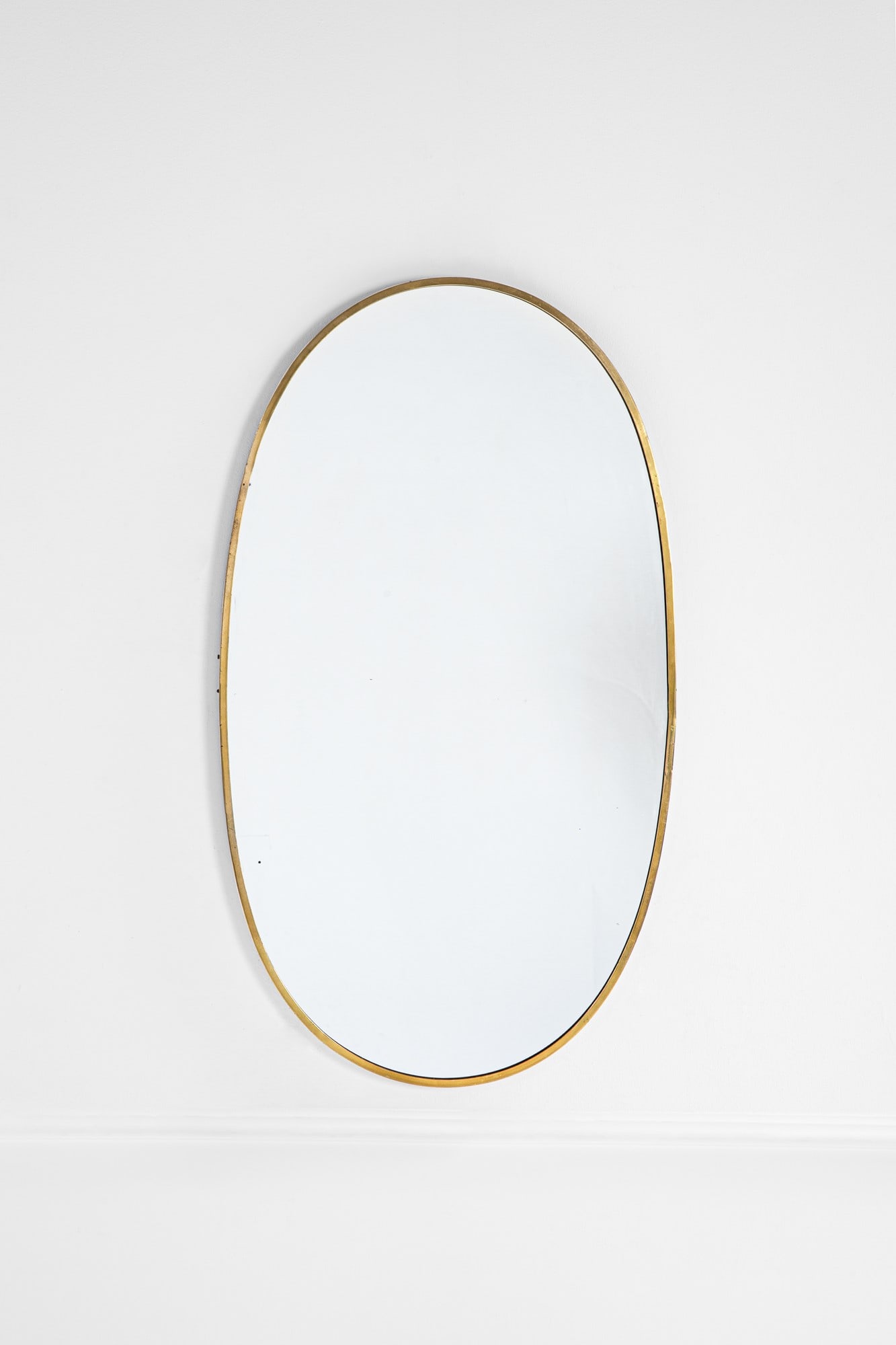 Specchio da parete: Specchio da pareteVetro specchiato, ottone dorato.1960 ca.cm 100x56x3