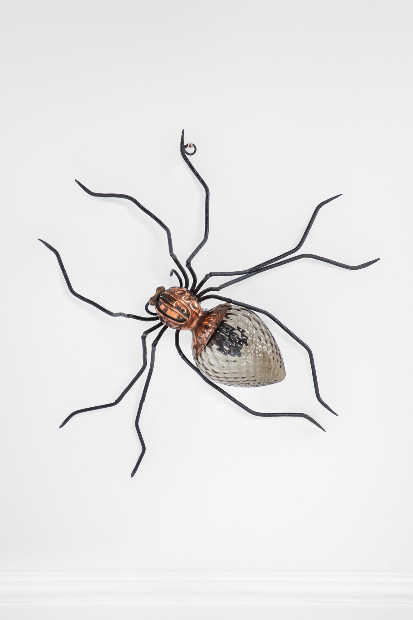 Rossini Illuminazione. Lampada da parete a guisa di ragno: Lampada da parete a guisa di ragnoVetro stampato, tondino di ferro, rame.Prod. Rossini Illuminazione, 1960 ca.cm 53x53x14