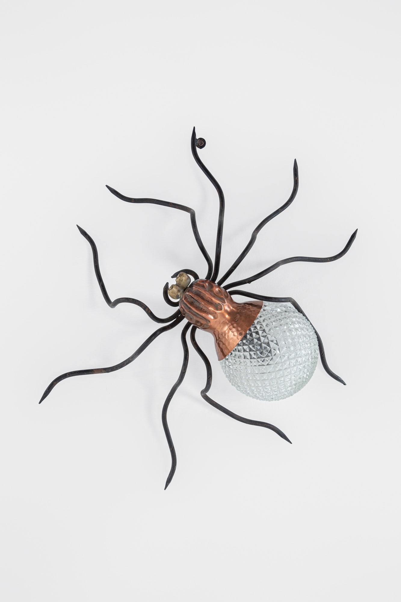 Rossini Illuminazione. Due lampade da parete a guisa di ragno: Due lampade da parete a guisa di ragnoVetro stampato, tondino di ferro, rame.Prod. Rossini Illuminazione, 1960 ca.cm 48x48x13