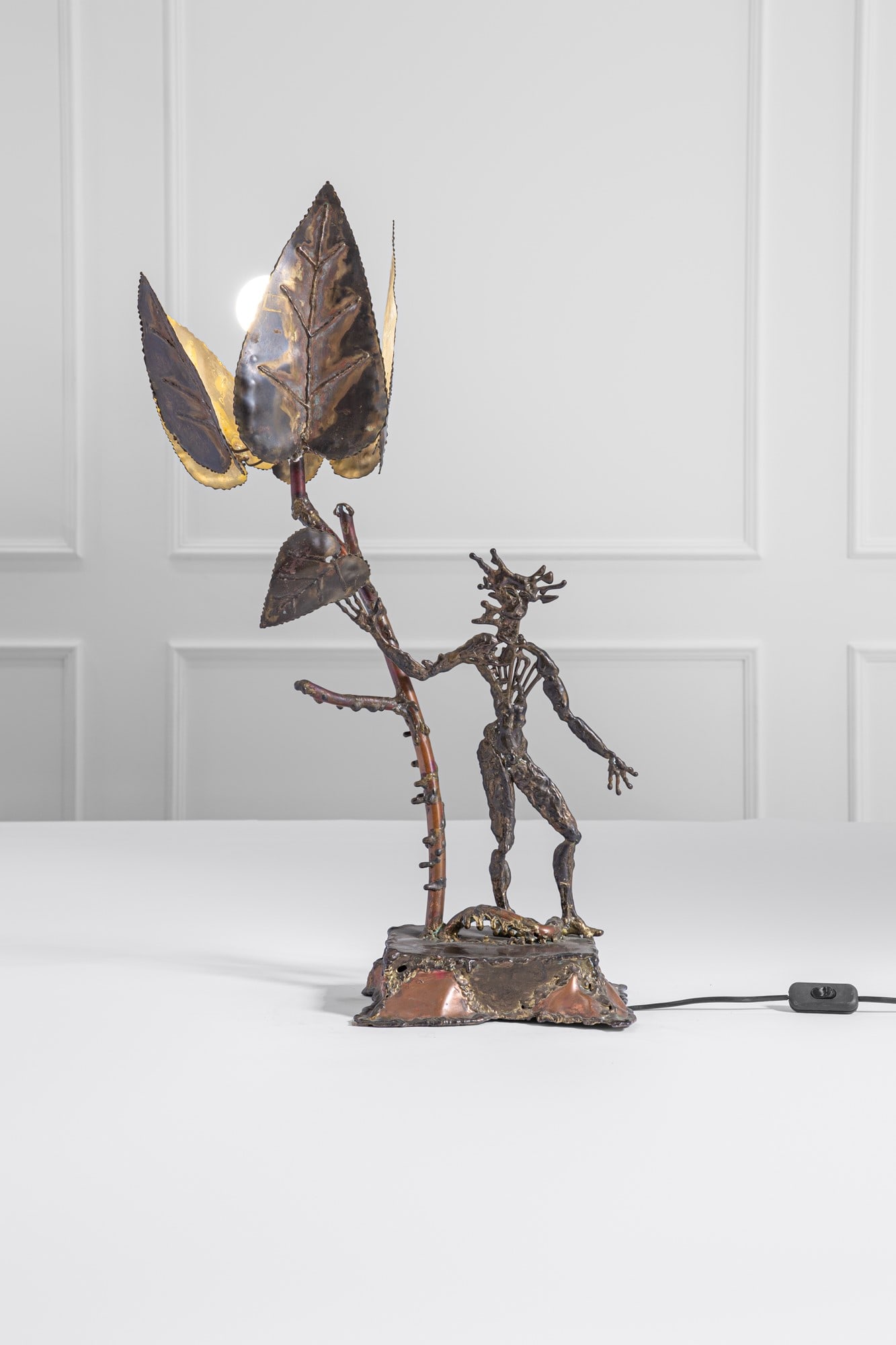 Lampada da tavolo antropomorfa: Lampada da tavolo antropomorfaRame sagomato e lavorato a sbalzo.1970 ca.Firmata e numerata D. Rotté 121.cm 76x48x27