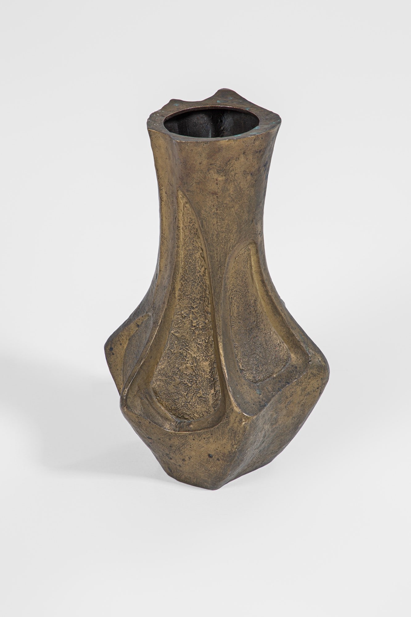 Vaso informale: Vaso informaleFusione di ottone.1950 ca.cm 52x38x38