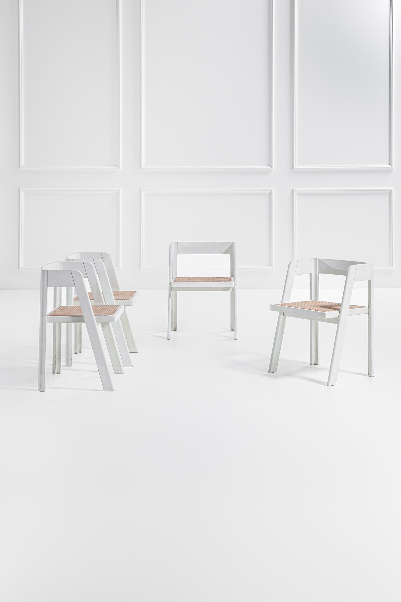 Tito Agnoli. Quattro sedie della Collezione Programma C: Quattro sedie della Collezione Programma CLegno laccato, paglia di Vienna.Prod. Citterio, 1970 ca.cm 70x45x53BIBLIOGRAFIA: La Rivista dell'arredamento, febbraio 1970, p. pubblicitaria.