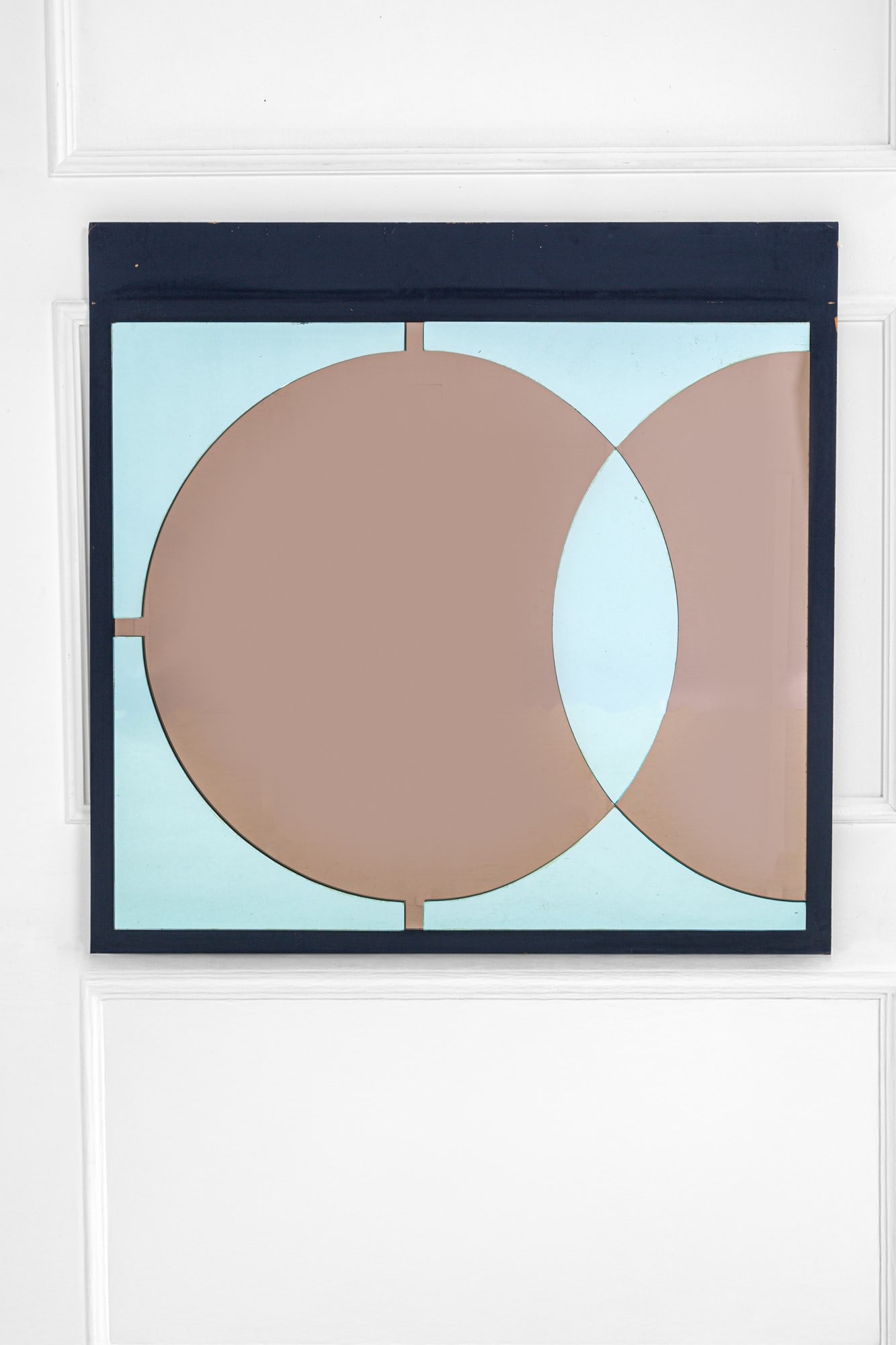 Specchiera: SpecchieraLegno tinto, cristallo specchiato, cristallo colorato specchiato.1970 ca.cm 113x102x1