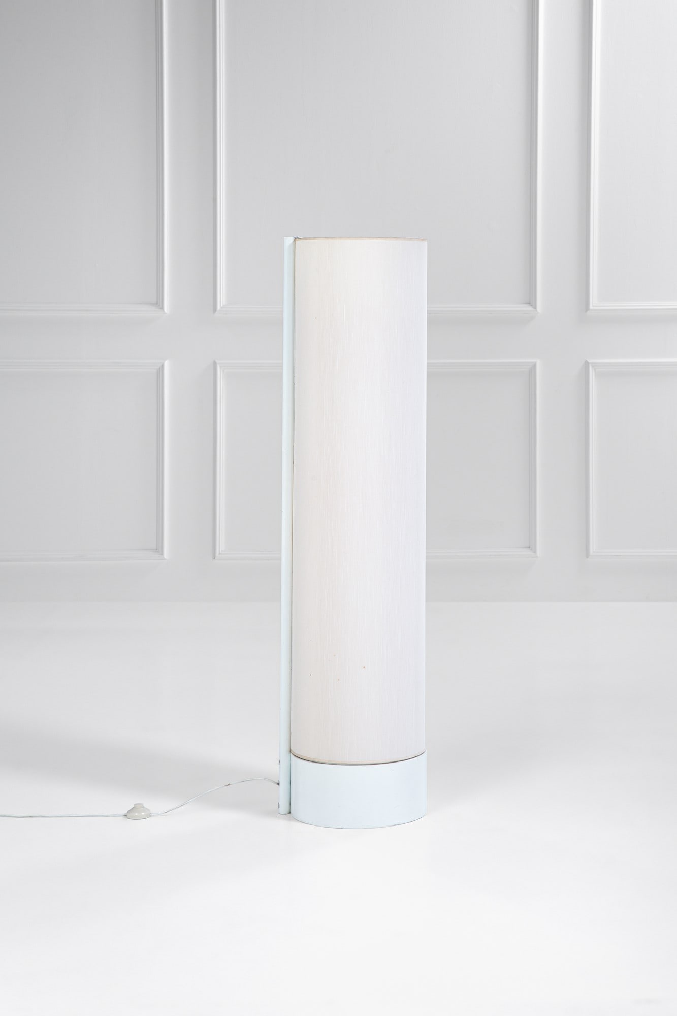 Giuliana Gramigna. Lampada da terra mod. Cilindro: Lampada da terra mod. CilindroMetallo laccato, tessuto.Prod. Quattrifolio, 1976 ca.Segnalazione Compsasso d'Oro nel 1979.cm 150x38x36BIBLIOGRAFIA: G. Gramigna, Repertorio del design italiano per