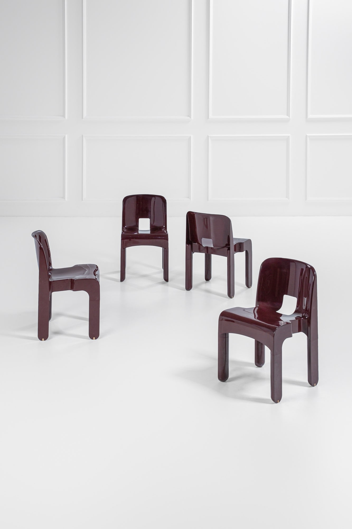 Joe Colombo. Quattro sedie mod. 4868/69: Quattro sedie mod. 4868/69 Abs colorato. Prod. Kartel, 1970 ca. Marchio del produttore. cm 72x43x43