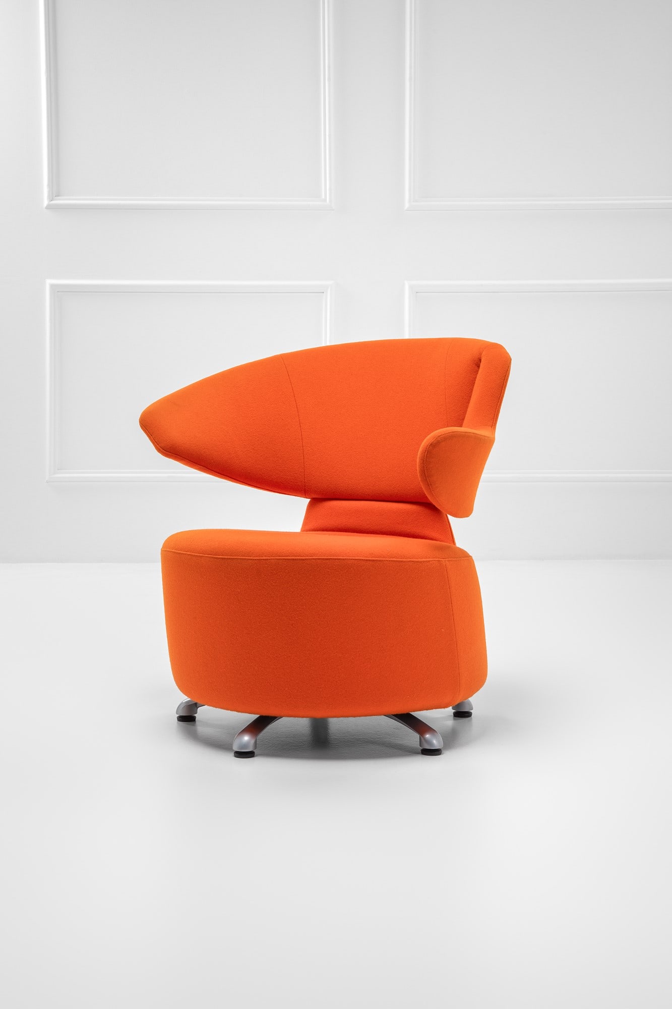 Toshiyuki Kita. Poltrona mod. K06 Canta: Poltrona mod. K06 CantaMetallo verniciato, tessuto.Prod. Cassina, 2000 ca.Etichetta del produttore.cm 79x74x60BIBLIOGRAFIA: Giampiero Bosoni, Made in Cassina, Skira, Milano, 2008, p. 291.