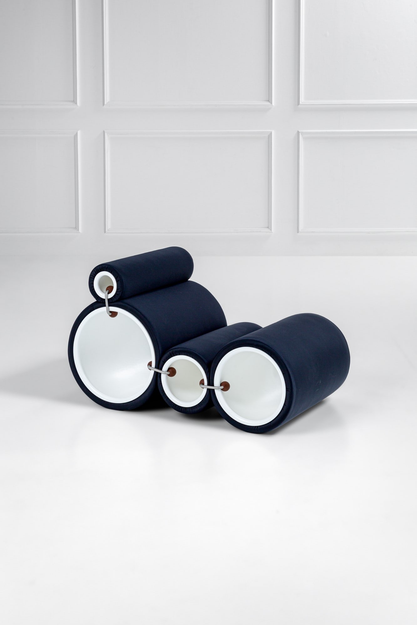 Joe Colombo. Tube Chair: Tube ChairResina plastica, schiuma rivestita in materiale bielastico, metallo cromato.Disegno del 1969.Prod. Cappellini, 2000 ca.Etichetta del produttore.Confezione originale.cm 87x60x82, smontata h