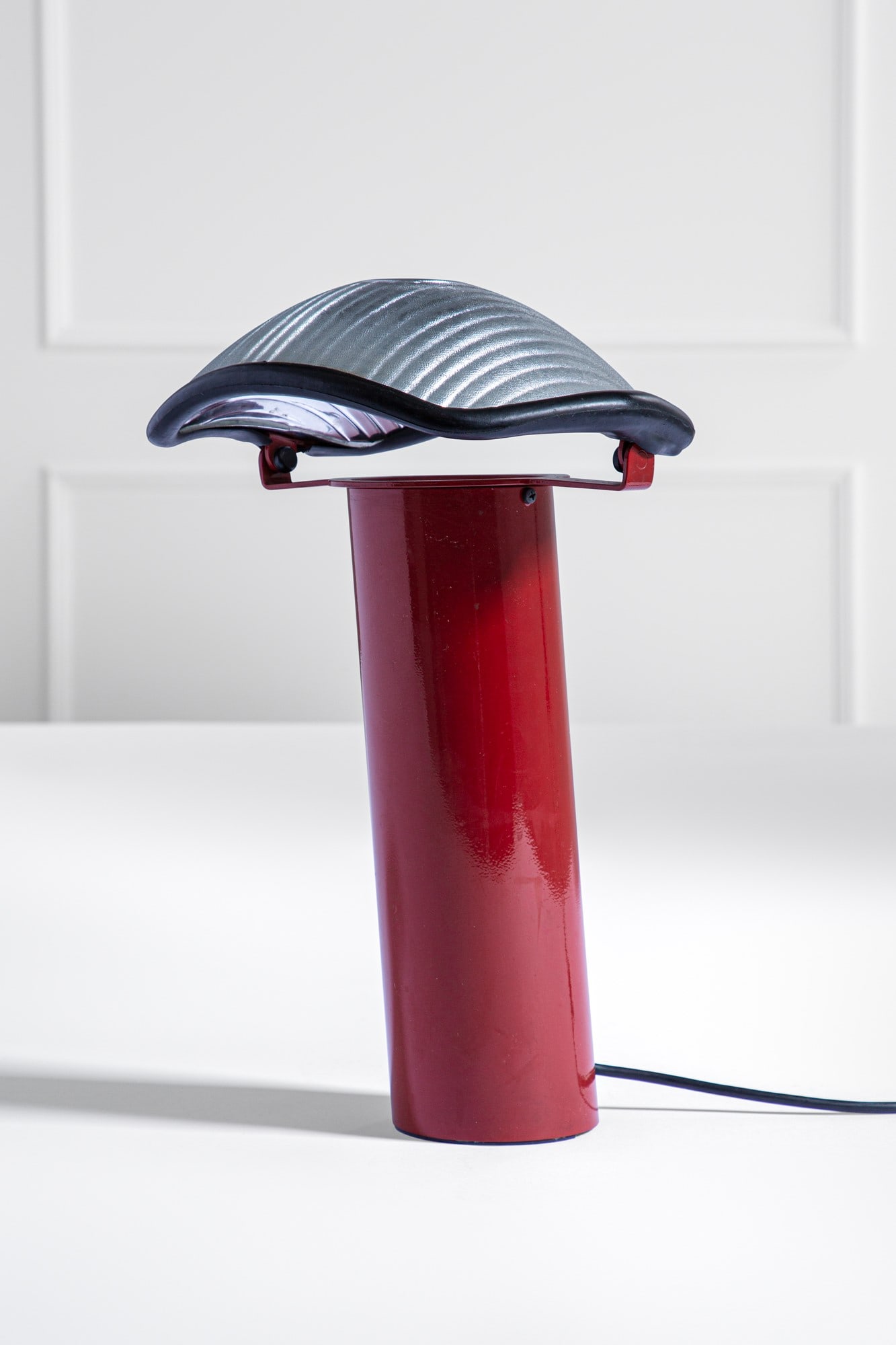 Cini Boeri. Lampada da tavolo mod. Brontes: Lampada da tavolo mod. BrontesMetallo verniciato, vetro stampato, gomma.Prod. Artemide, 1981 ca.cm 42x27x15