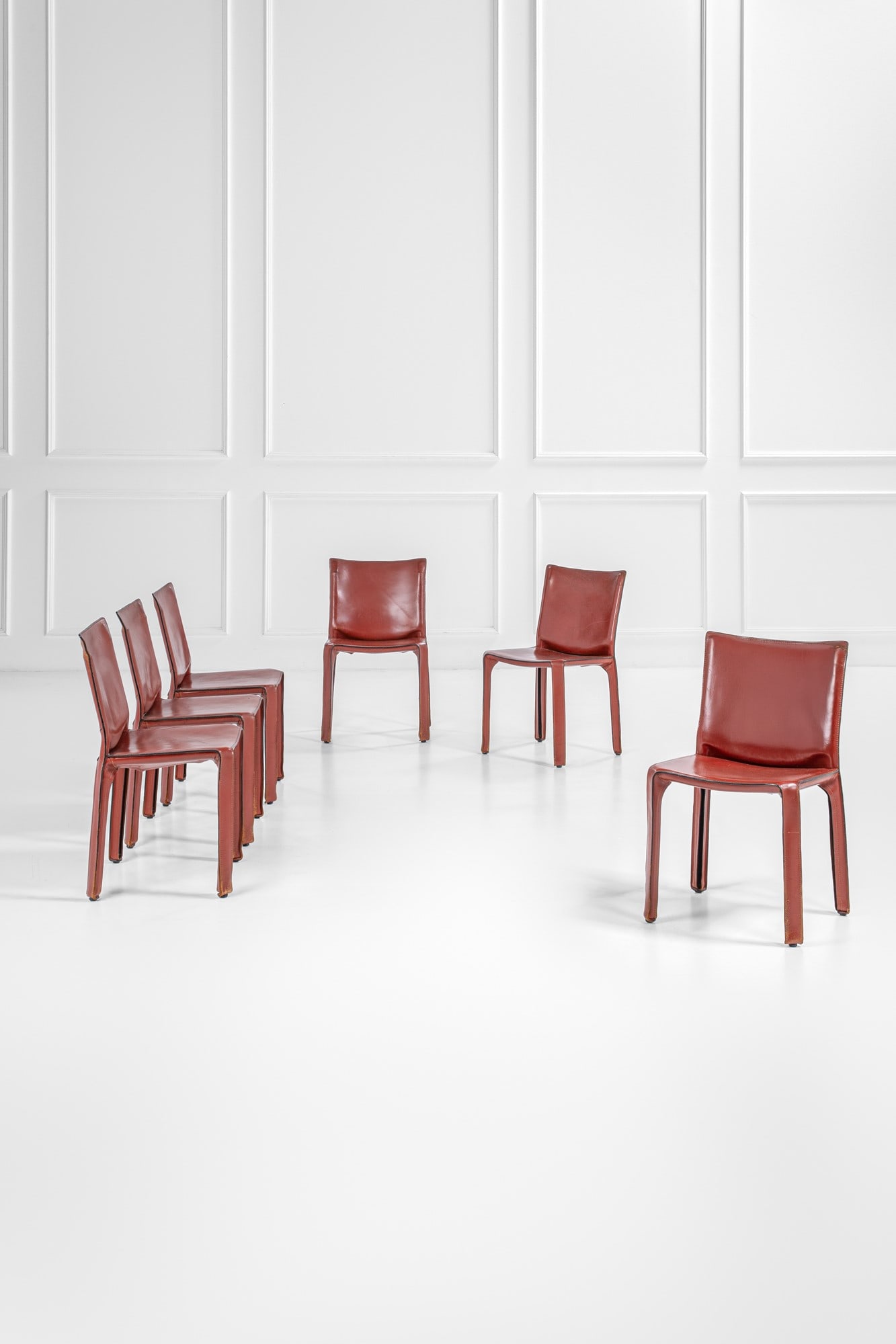 Mario Bellini. Sei sedie mod. Cab: Sei sedie mod. Cab Struttura in metallo rivestita in cuoio rosso. Prod. Cassina, 1977 ca. Marchio del produttore. cm 81x47x42 BIBLIOGRAFIA: Giuliana Gramigna, Repertorio, 1950-1980, Mondadori, Milano,