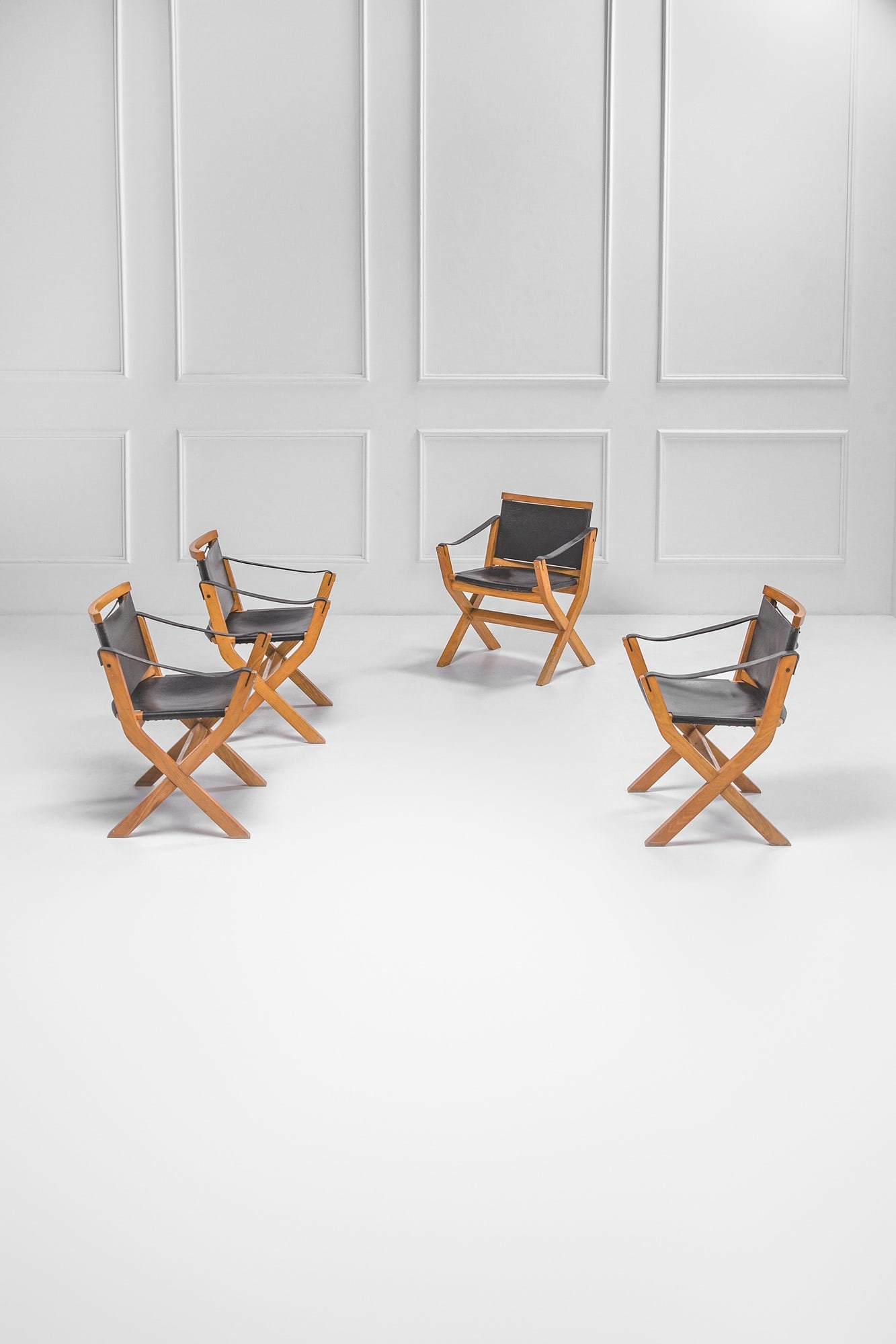 Luxor Italia. Quattro poltroncine: Quattro poltroncine mod. KiuLegno massello, pelle.Prod. Luxoritalia, 1980 ca.cm 75x57x60