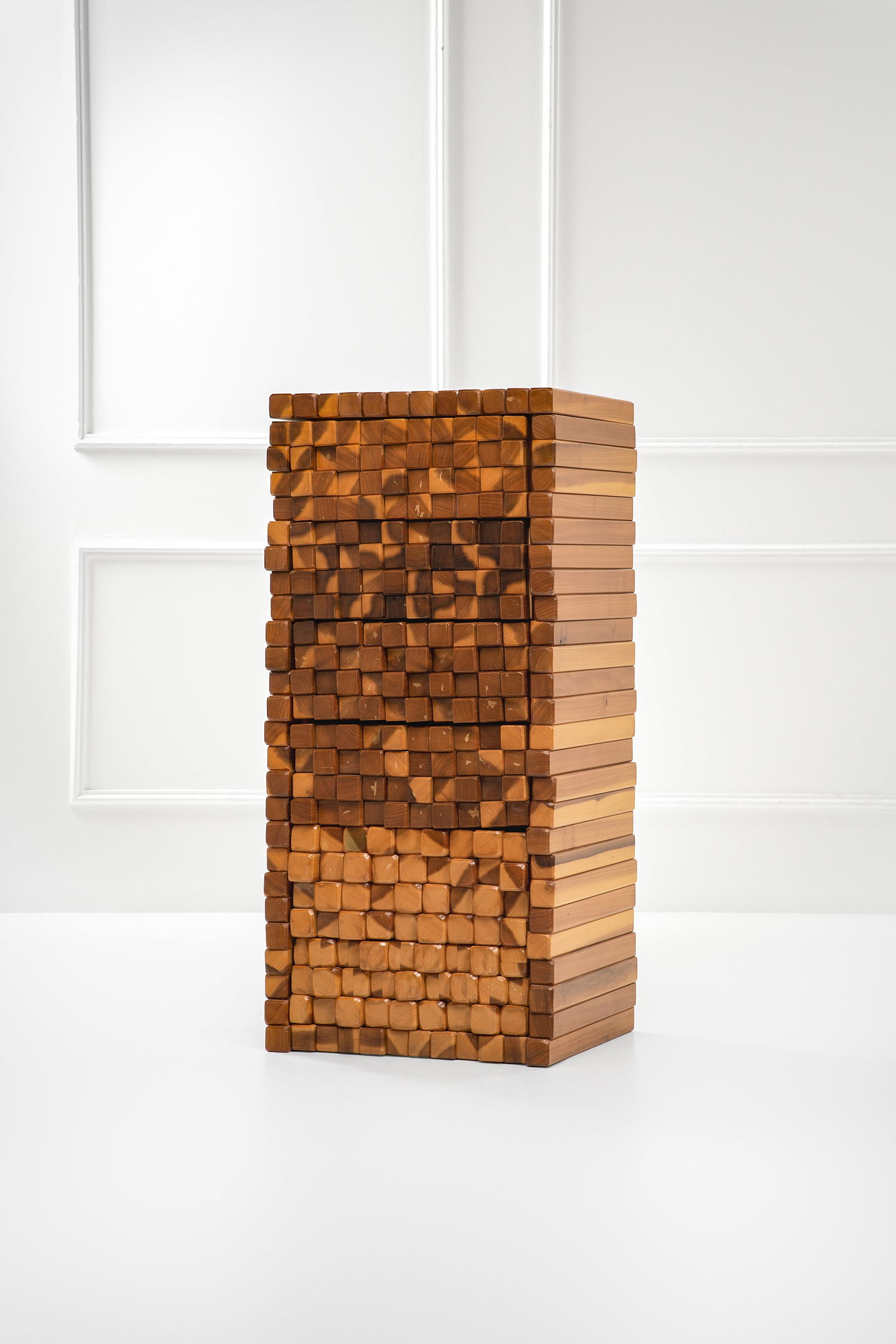 Grande cassettiera: Grande cassettieraElementi in legno massello assemblati.1990 ca.cm 125x57,5x52