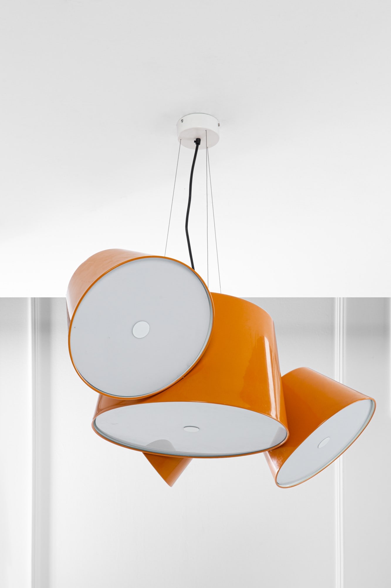 Fabien Dumas. Lampadario mod. Tam Tam 3: Lampadario mod. Tam Tam 3Alluminio verniciato, metacrilato opalino.Prod. Marset, 2000 ca.Marchio ed etichetta del produttore.cm 85x115x80