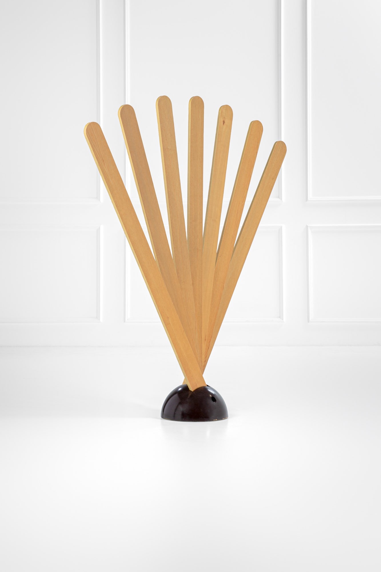 Giovanni Pasotto. Appendiabiti Ventaglio: Appendiabiti VentaglioMultistrato impiallacciato in frassino, legno laccato, ghisa.Prod. Tarzia, 1975 ca.Marchio del produttore incusso sotto la base.Chiuso h cm 168, diam. cm 30, aperto cm