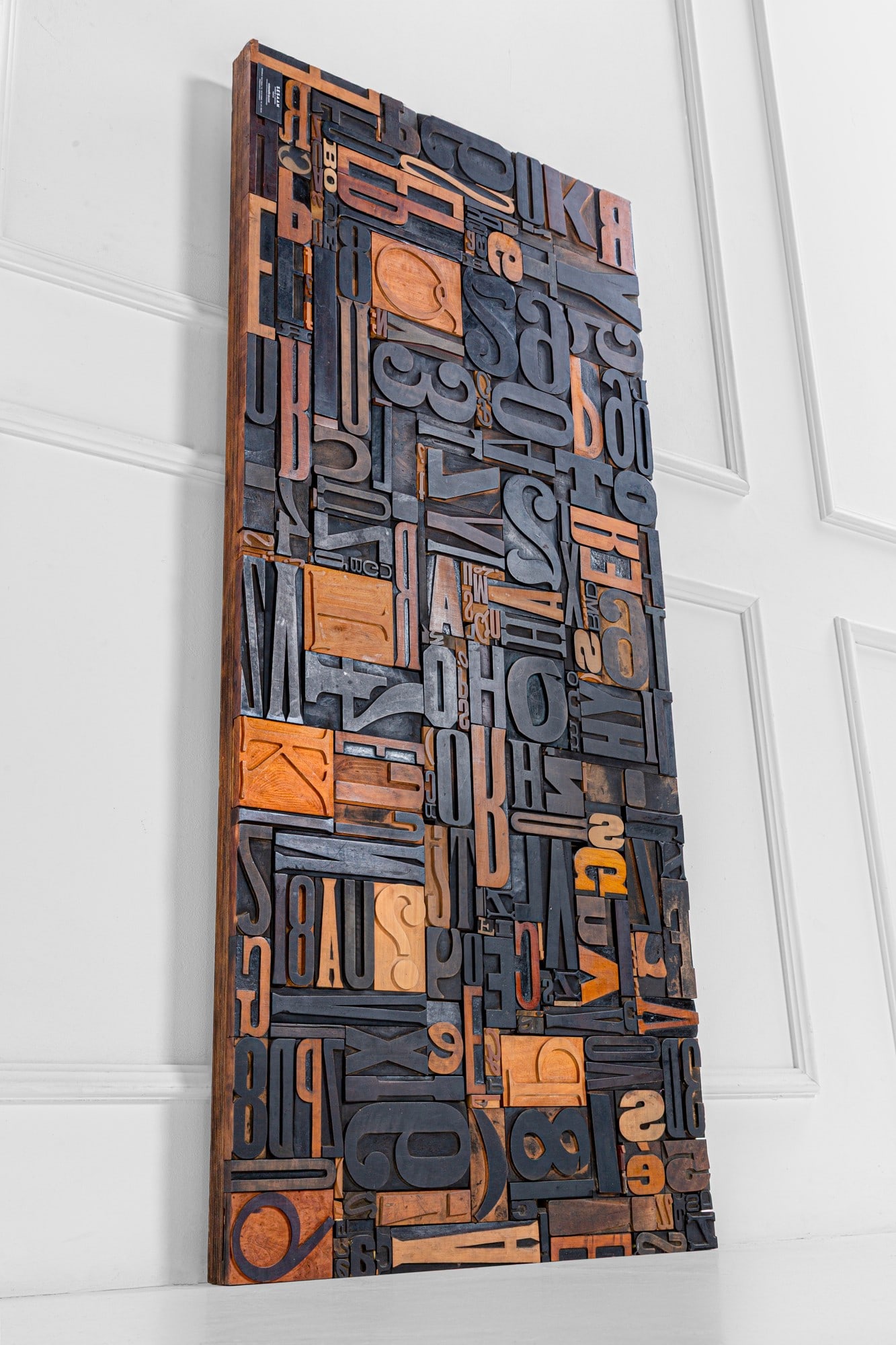 Pannello decorativo: Pannello decorativoLegno multistrato, tessere in legno massello tinto.1980 ca.cm 72x170x6