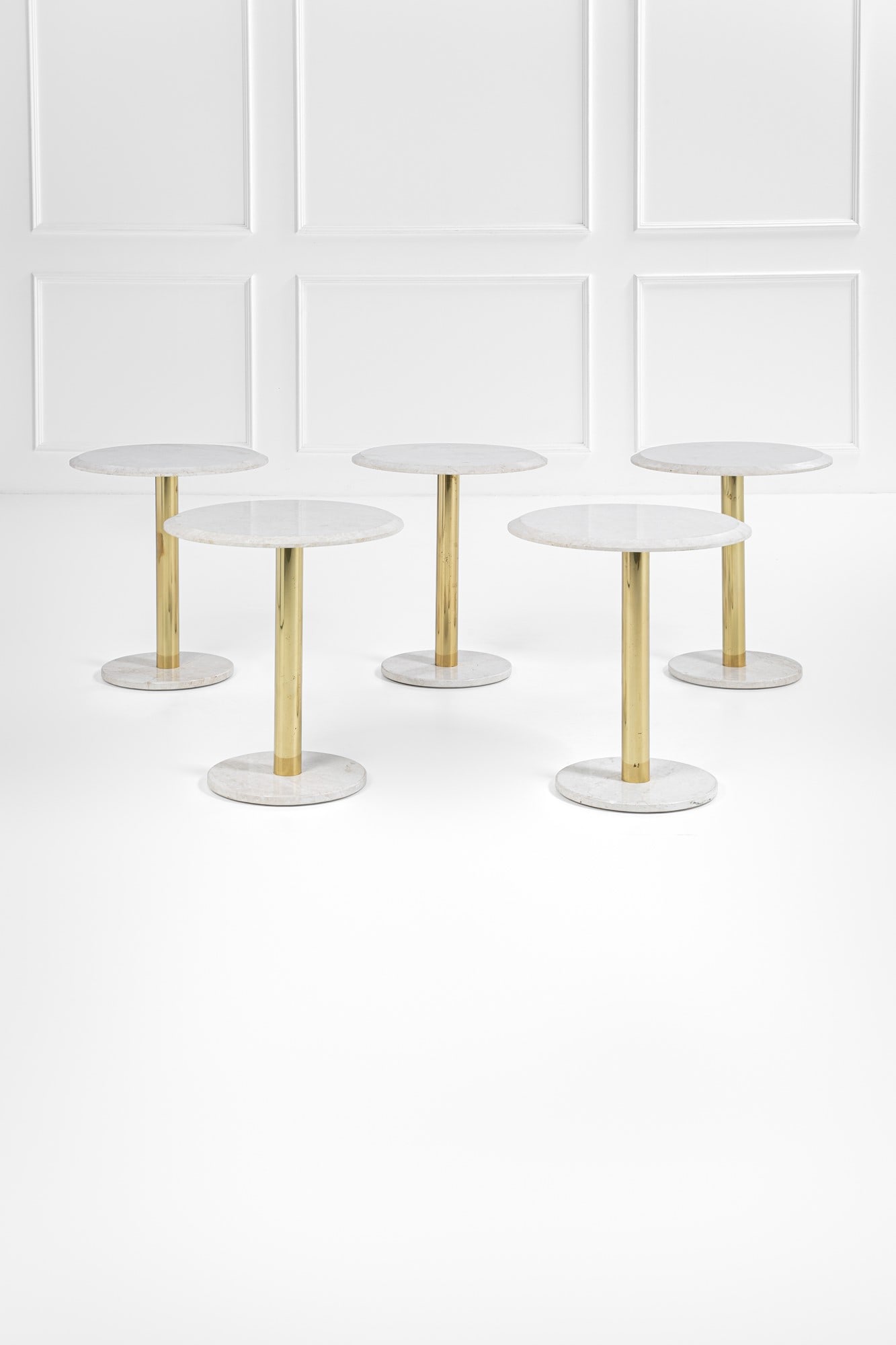 Cinque guéridons: Cinque guéridonsTravertino, ottone dorato.1980 ca.h cm 70, diam. cm 60