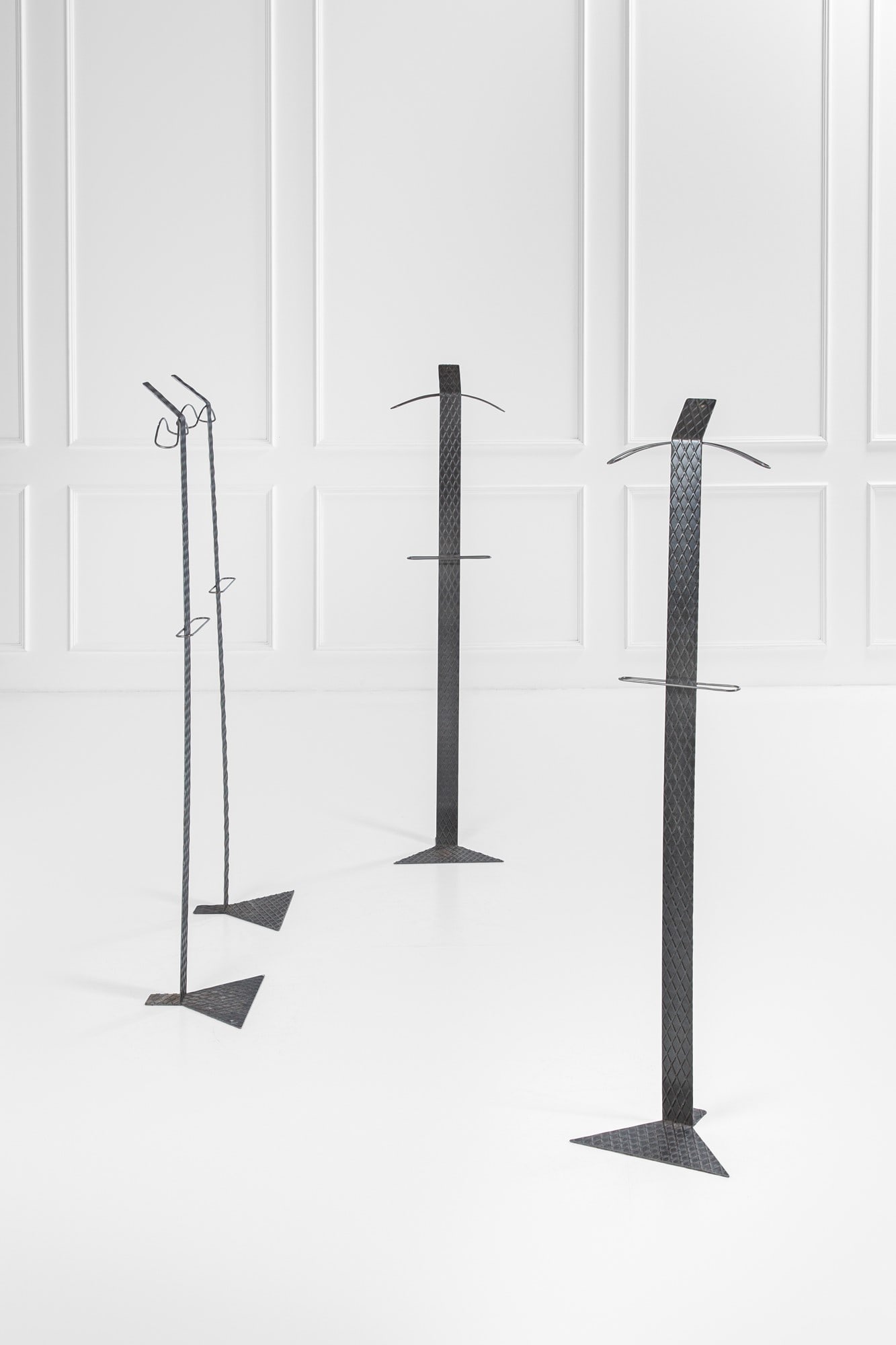 Maurizio Peregalli. Quattro manichini: Quattro manichiniAcciaio verniciato e piegato.Prod. Zeus Milano, 1990 ca.cm 177x42x30