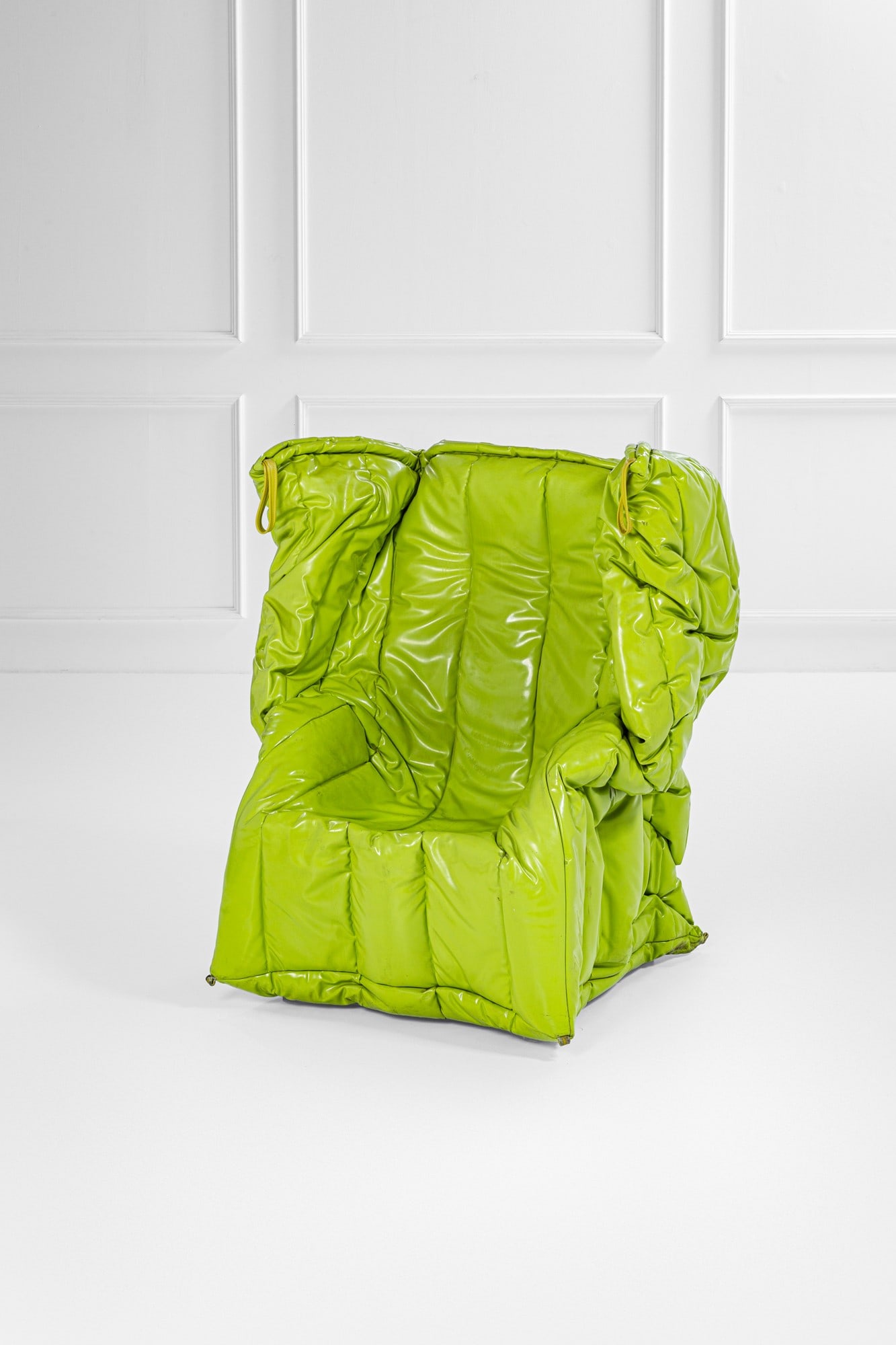 Gaetano Pesce. Poltrona Shadow: Poltrona Shadow Soffice schiuma di poliuretano, tessuto spalmato. Prod. Meritalia, 2007 Etichetta del produttore. cm 128x116x110