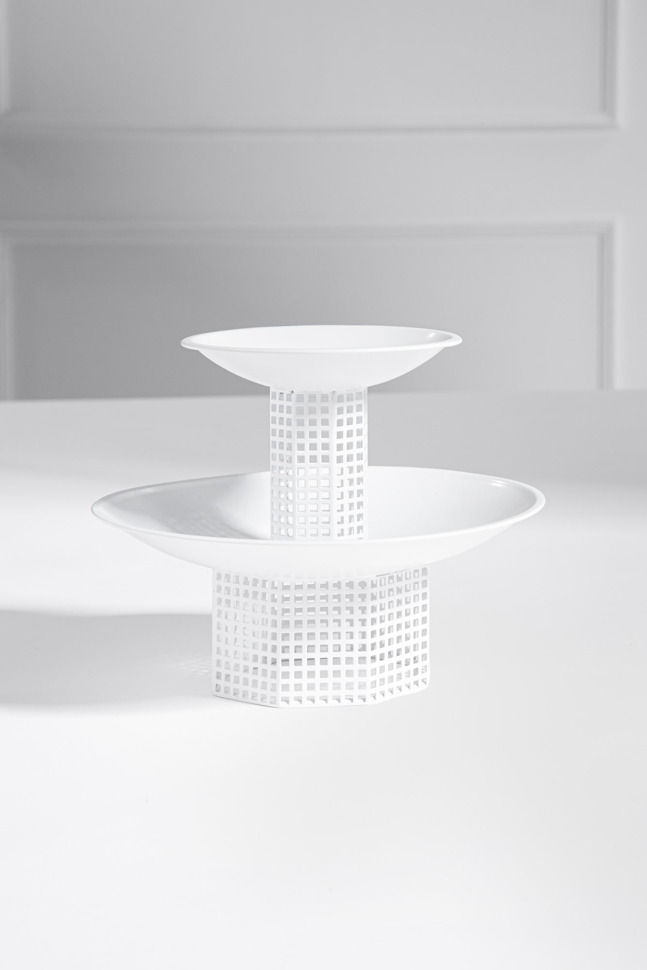 Josef Hoffmann. Centrotavola: CentrotavolaMetallo verniciato.Prod. Bieffeplast, 1970 ca.h cm 22, diam. cm 28