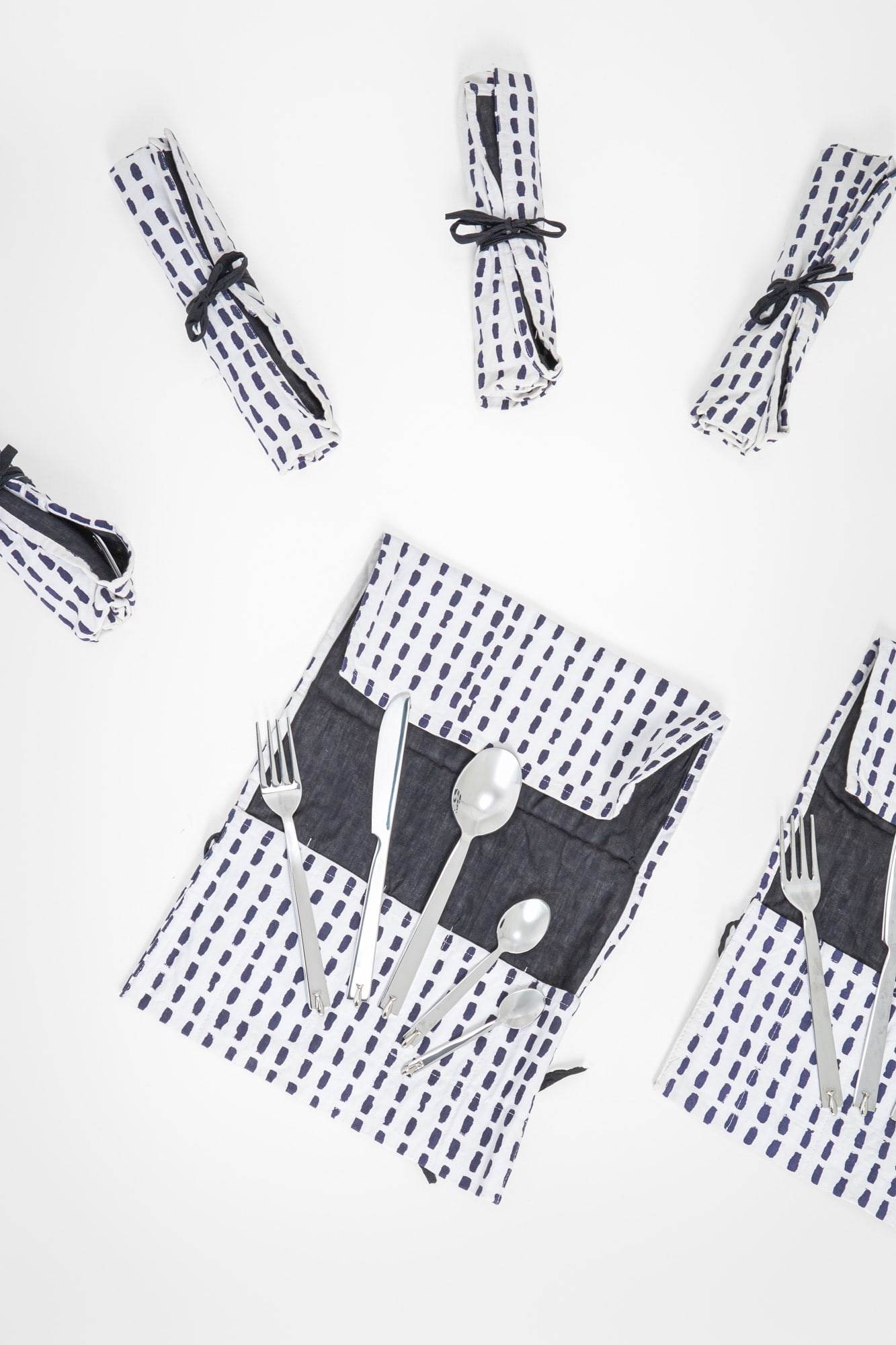 Paola Navone. Servizio di posate per sei coperti: Servizio di posate per sei coperti composto da cucchiaio, forchetta, coltello, cucchiaino da dessert e cucchiaino da caffé.Marchiato Paola Navone X Gervasoni Blu.Edizione Gervasoni, 2000 ca.