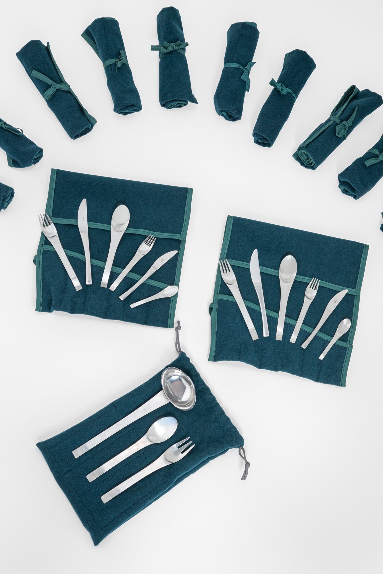 Servizio di posate da dodici coperti: Servizio di posate da dodici coperti composto da forchetta, coltello, cucchiaio, forchetta da dessert, coltello da dessert e cucchiaino da dessert; mestolo, cucchiaio e forchettone da portata.Acciaio