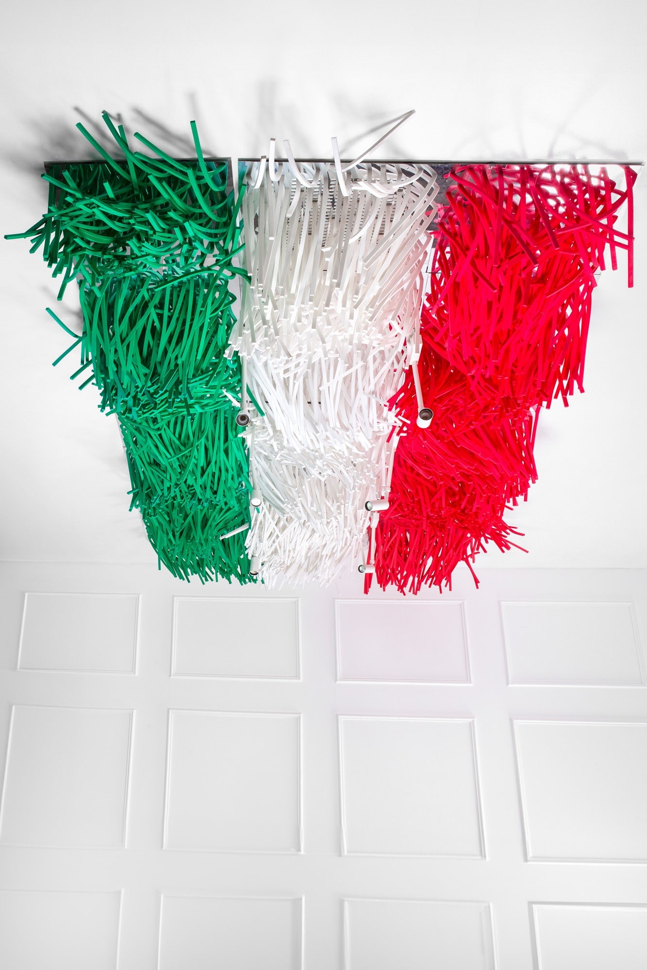 Italia Independent - Flos. Installazione da soffitto con illuminazione Flos: Scenografica installazione luminosa da soffittoMetallo verniciato, schiuma poliuretanica estrusa, faretti Flos.Composta da 21 pannelli e 6 luci.Realizzata per la boutique di Italia Independent di