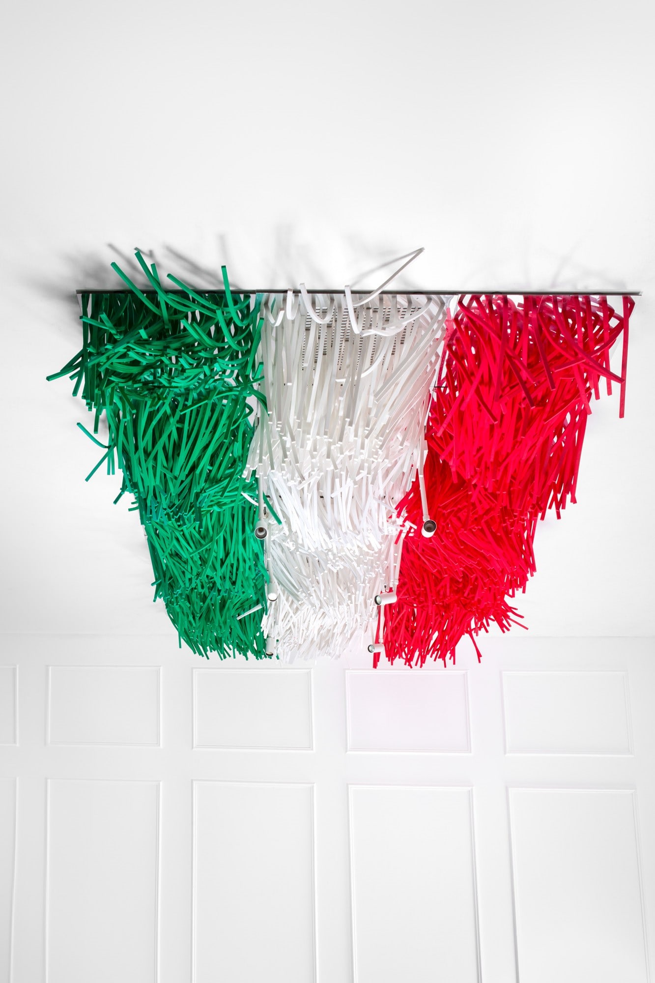 Italia Independent - Flos. Installazione da soffitto con illuminazione Flos: Scenografica installazione luminosa da soffittoMetallo verniciato, schiuma poliuretanica estrusa, faretti Flos.Composta da 21 pannelli e 6 luci.Realizzata per la boutique di Italia Independent di