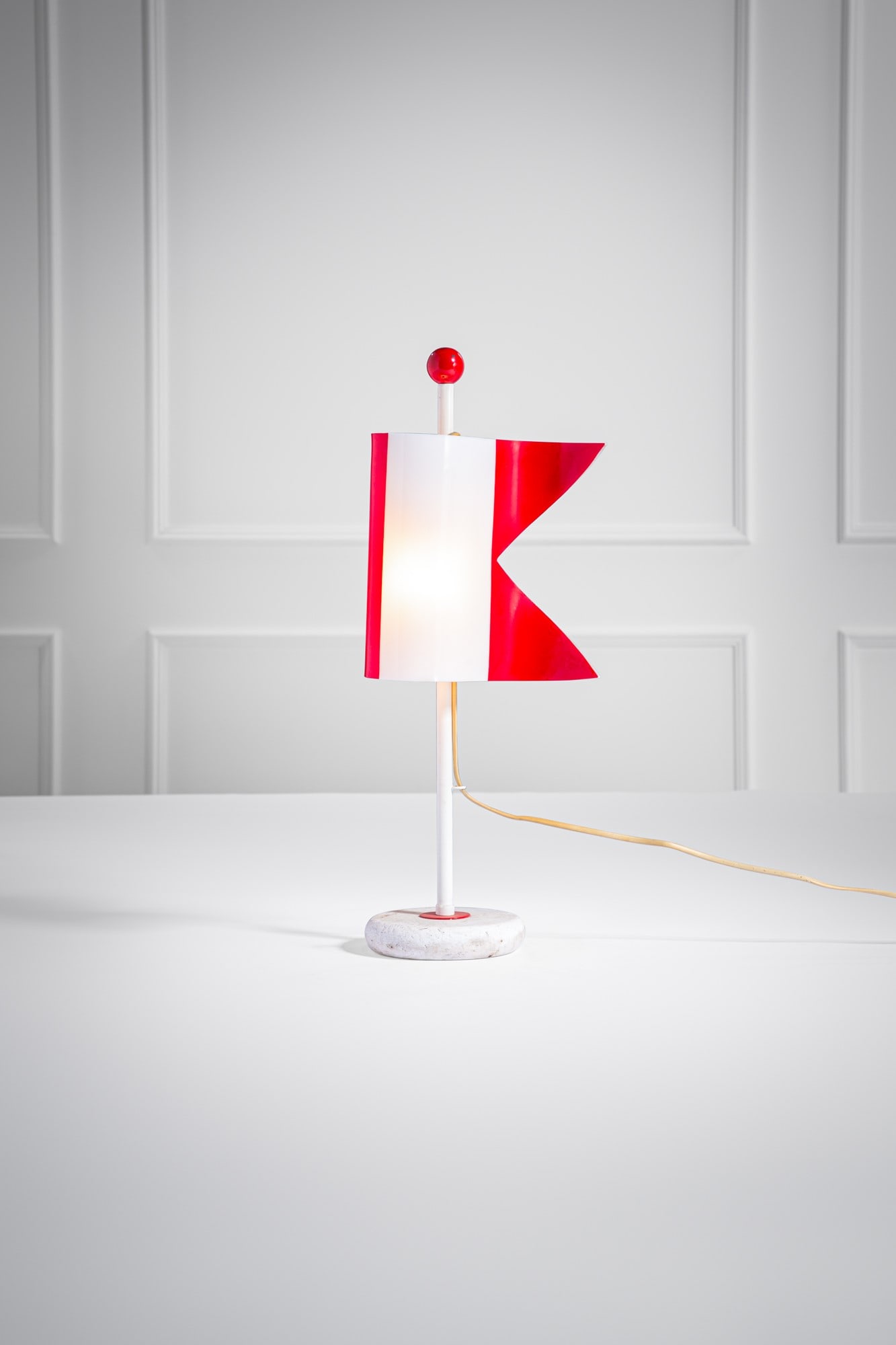 Lampada da tavolo: Lampada da tavolo Metallo verniciato, metacrilato bianco e rosso, travertino. 1970 ca. cm 55x20x15