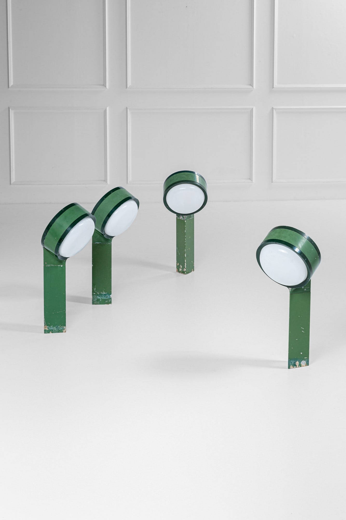 Tobia Scarpa. Quattro lampade da terra mod. Tamburo: Quattro lampade da terra mod. Tamburo Metallo verniciato, vetro stampato. Prod. Flos, 1970 ca. Marchio del produttore. cm 89x34x29