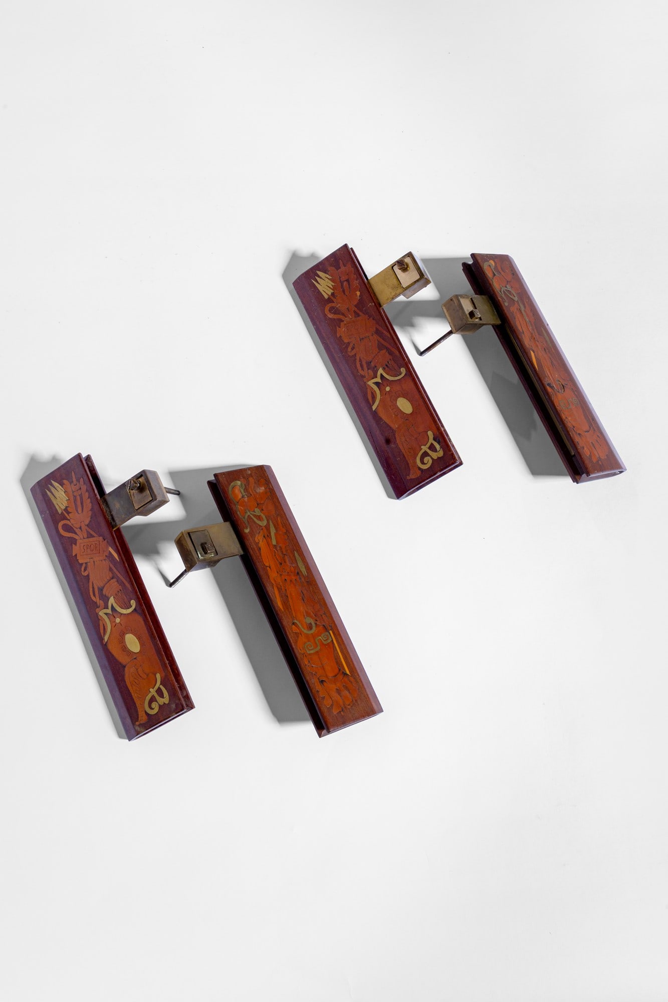 Luigi Scremin (attr.). Due coppie di maniglie: Due coppie di maniglieLegno intarsiato con legno di altra essenza e ottone.1940 ca.cm 31x14x4